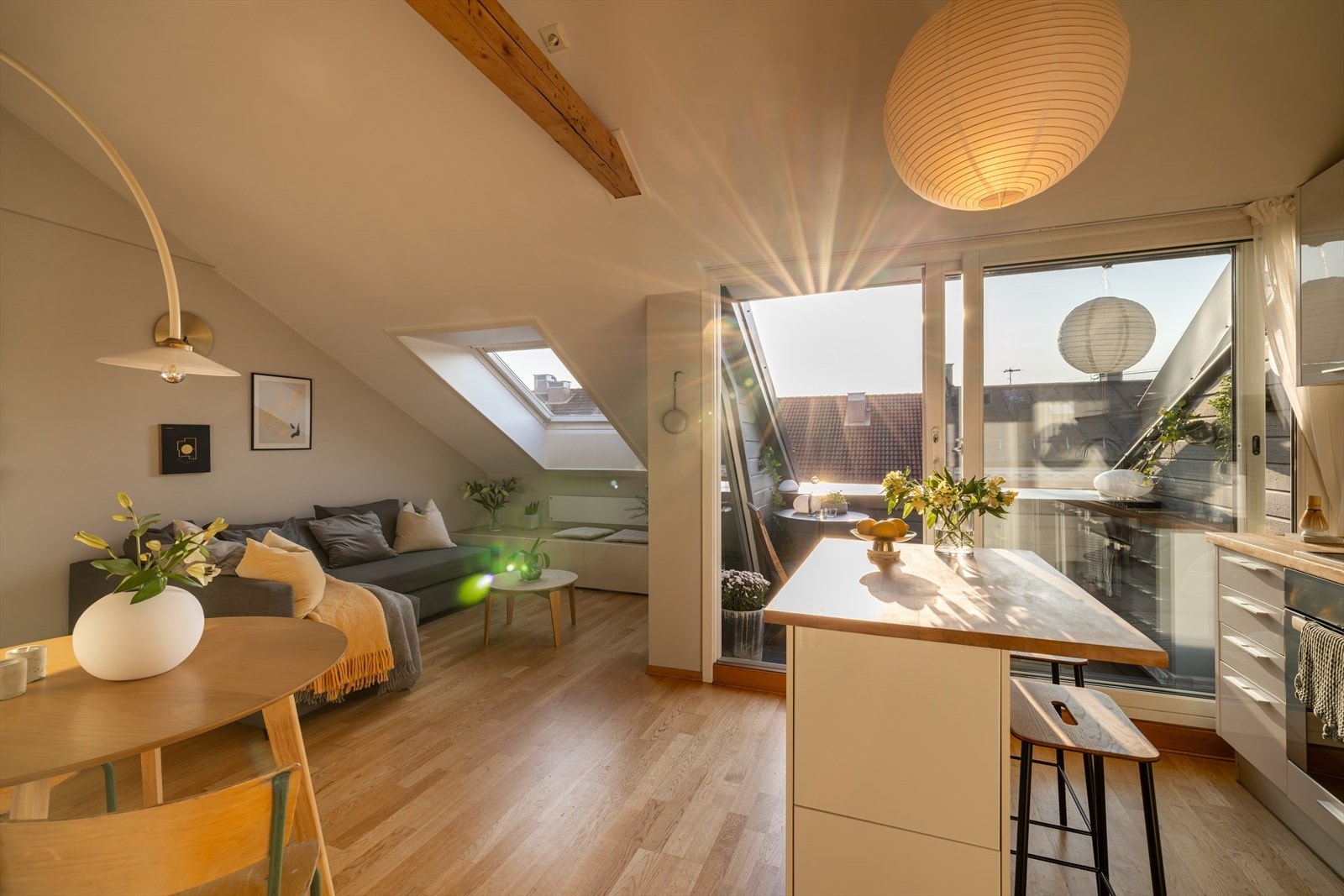 Leiligheten har en virkelig fin planløsning som i kombinasjon med godt lysinnfall gir en nydelig lys i denne boligen og en luftig romfølelse! Galleribilde