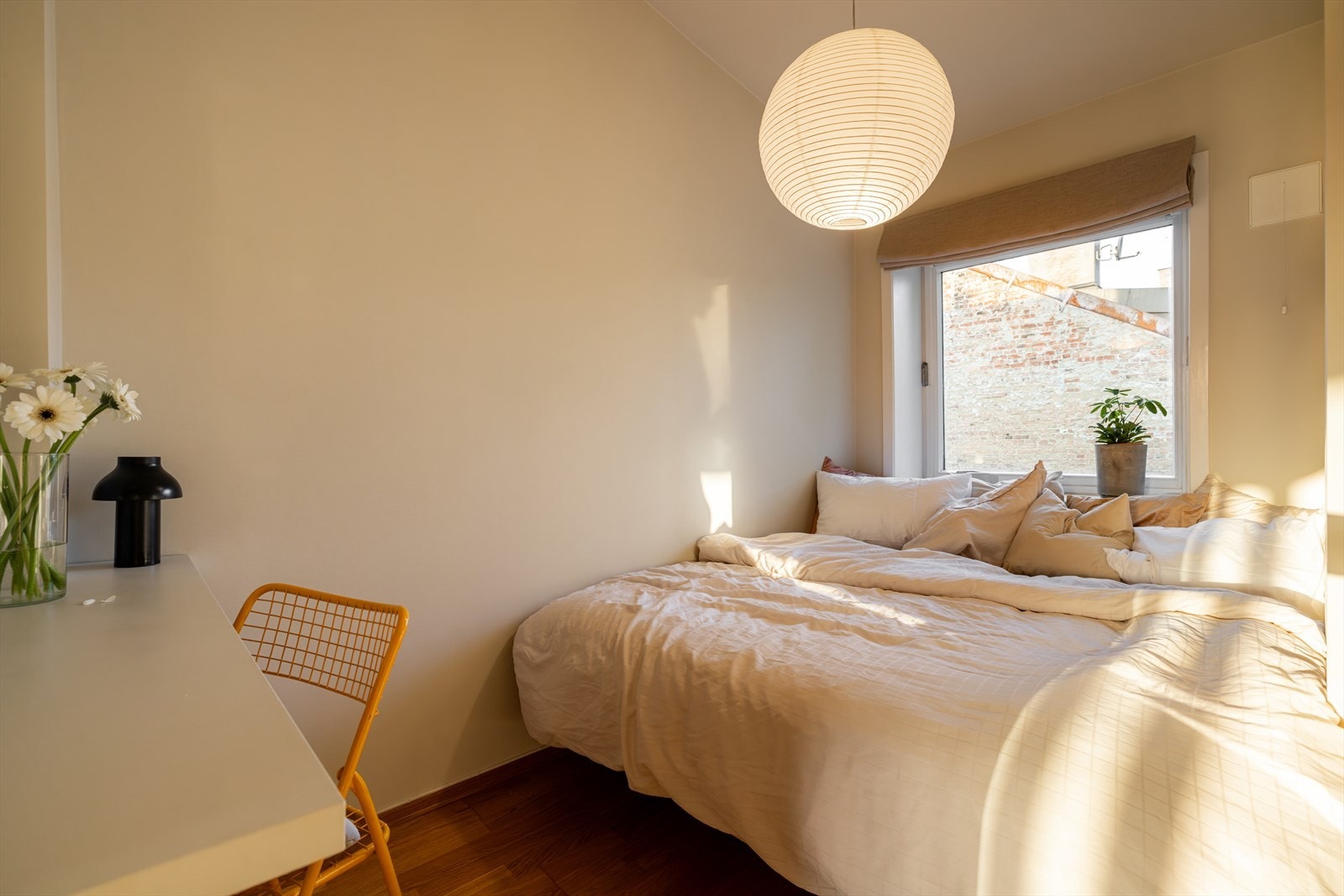 Dette er også et godt rom som er lyst og luftig med plass for en dobbeltseng. Rommet vender inn mot rolig bakgård. Et nydelig rom for deg som liker å våkne til morgensolen som gir et virkelig praktfullt lys på tidlig morgen! Galleribilde