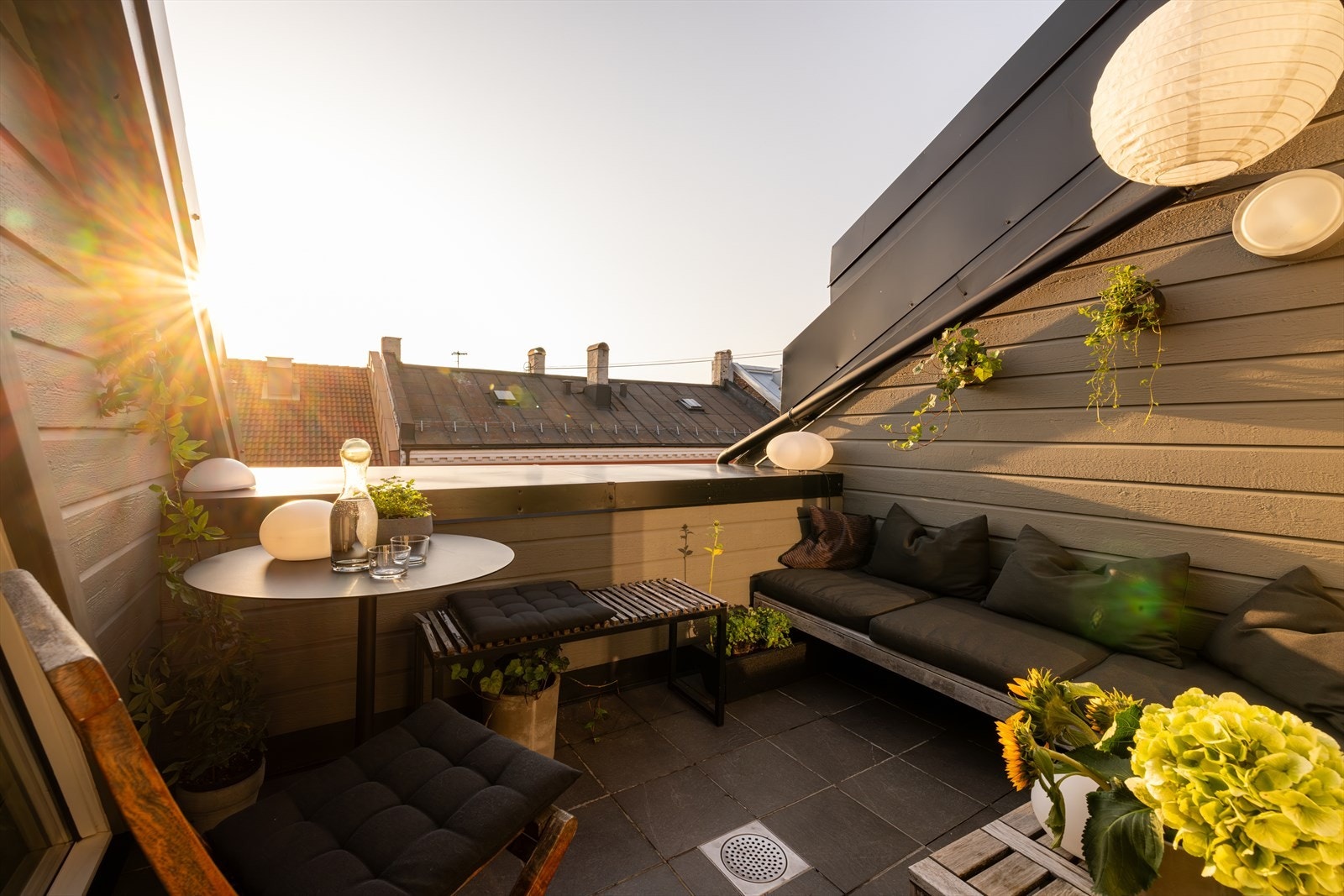 Den vestvendte terrassen tilbyr gode solforhold og har plass til utemøbler, planter og en grill, perfekt for å nyte utendørslivet. Galleribilde