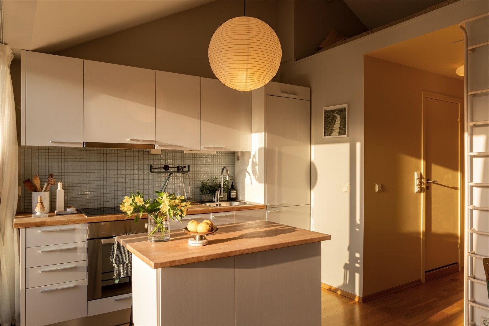 Lyset i denne leiligheten er spesielt vakkert når solen titter inn! Galleribilde