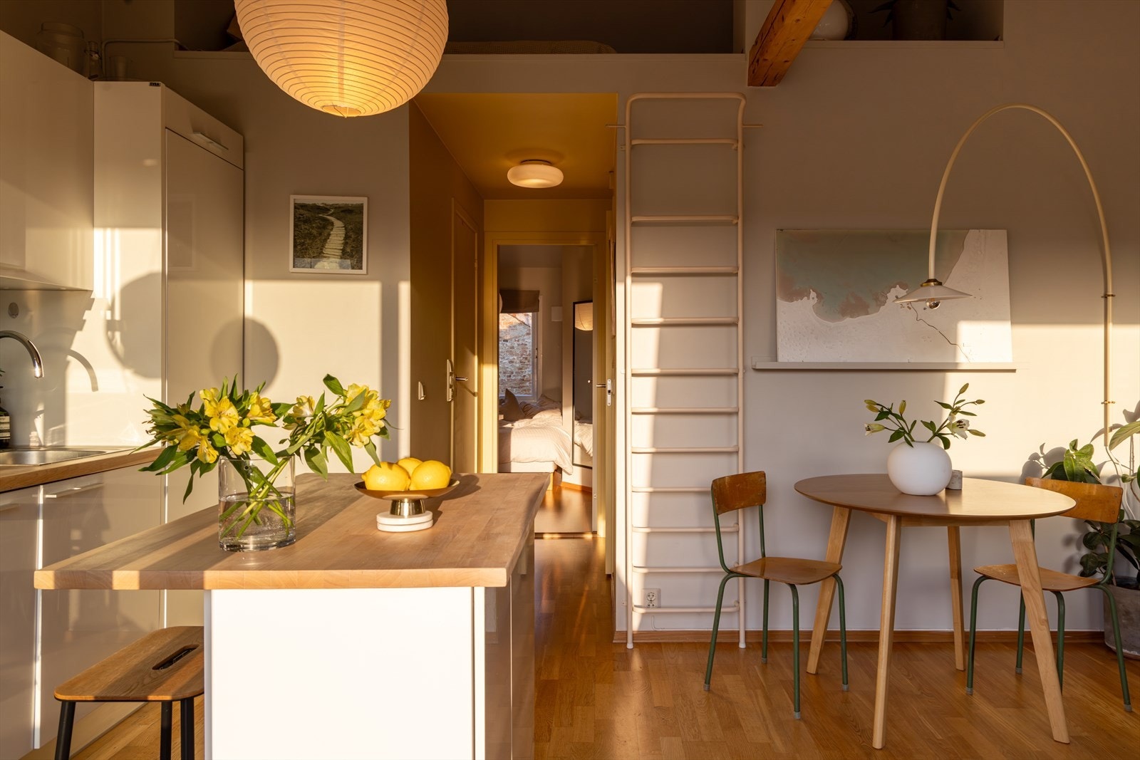 Fra kjøkkenet/stuen er det trapp opp til en praktisk hemsløsning med 5,7 kvm gulvareal, som kan benyttes til ekstra lagringsplass eller øvrige fleksible bruksmuligheter. Galleribilde