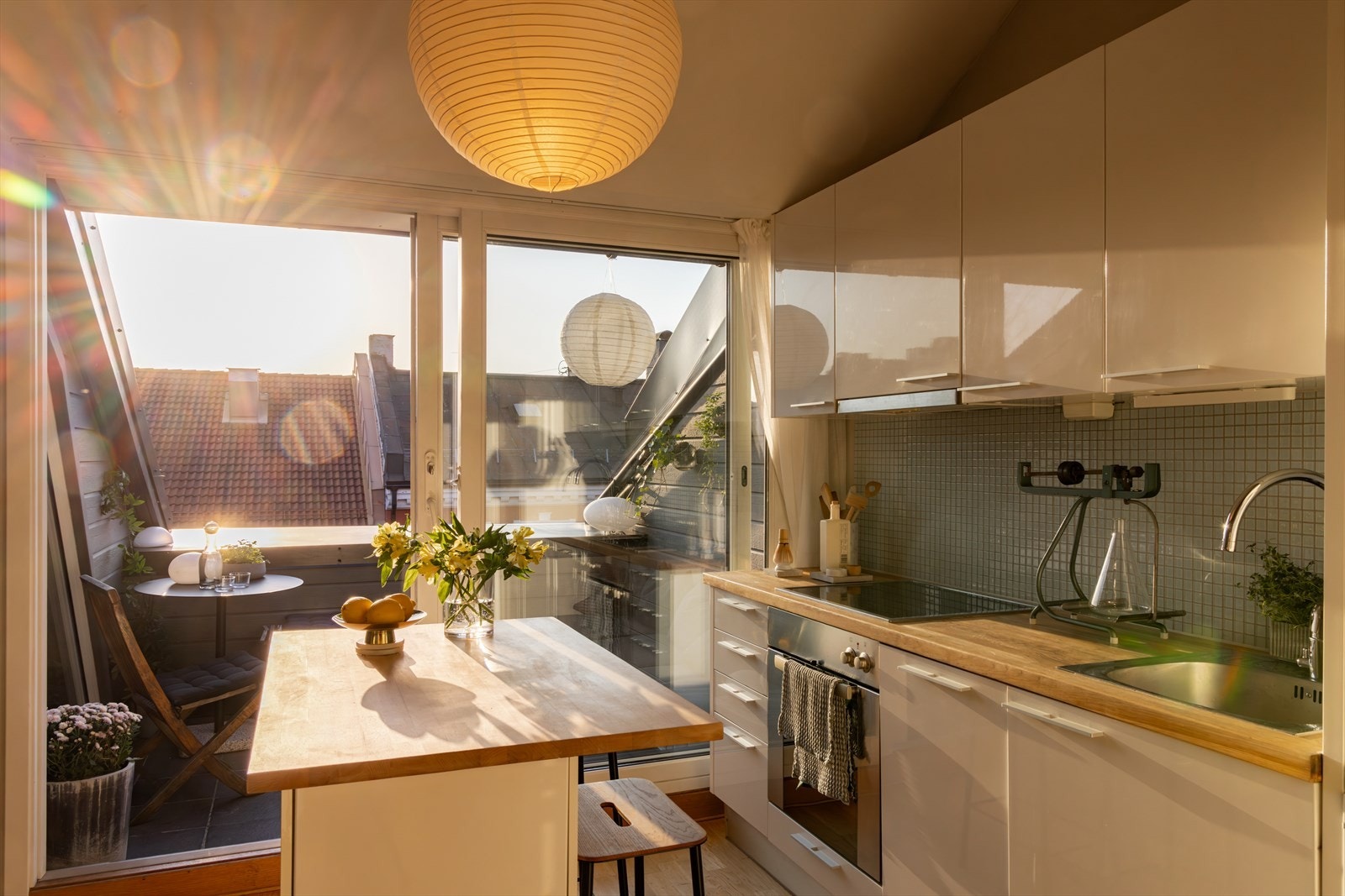 Fra kjøkkenet er det adkomst til leilighetens herlige takterrasse som med sin vestvendte orientering har supre solforhold! Galleribilde