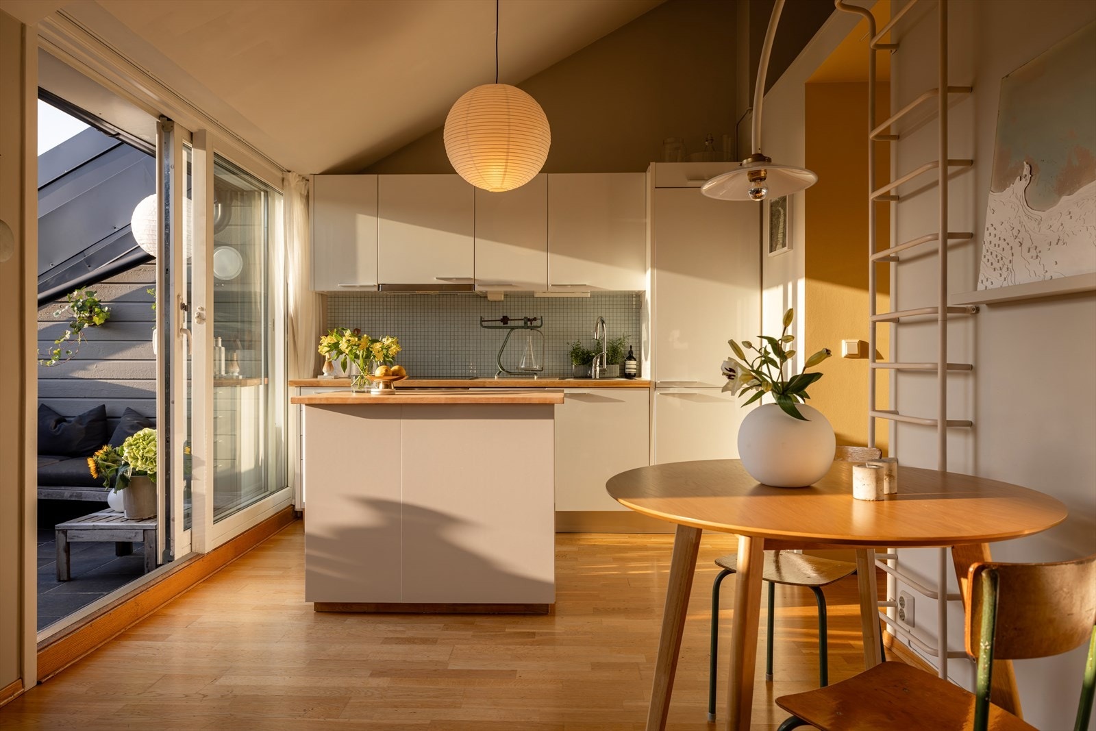 Kjøkkenet inkluderer integrert kjøl/frys, oppvaskmaskin, ovn, keramisk platetopp og mekanisk avtrekk fra ventilator. Kjøkkenøyen gir et estetisk pent skille mellom stue- og kjøkkensonen og en ekstra arbeidsflate og oppbevaringsplass. Galleribilde