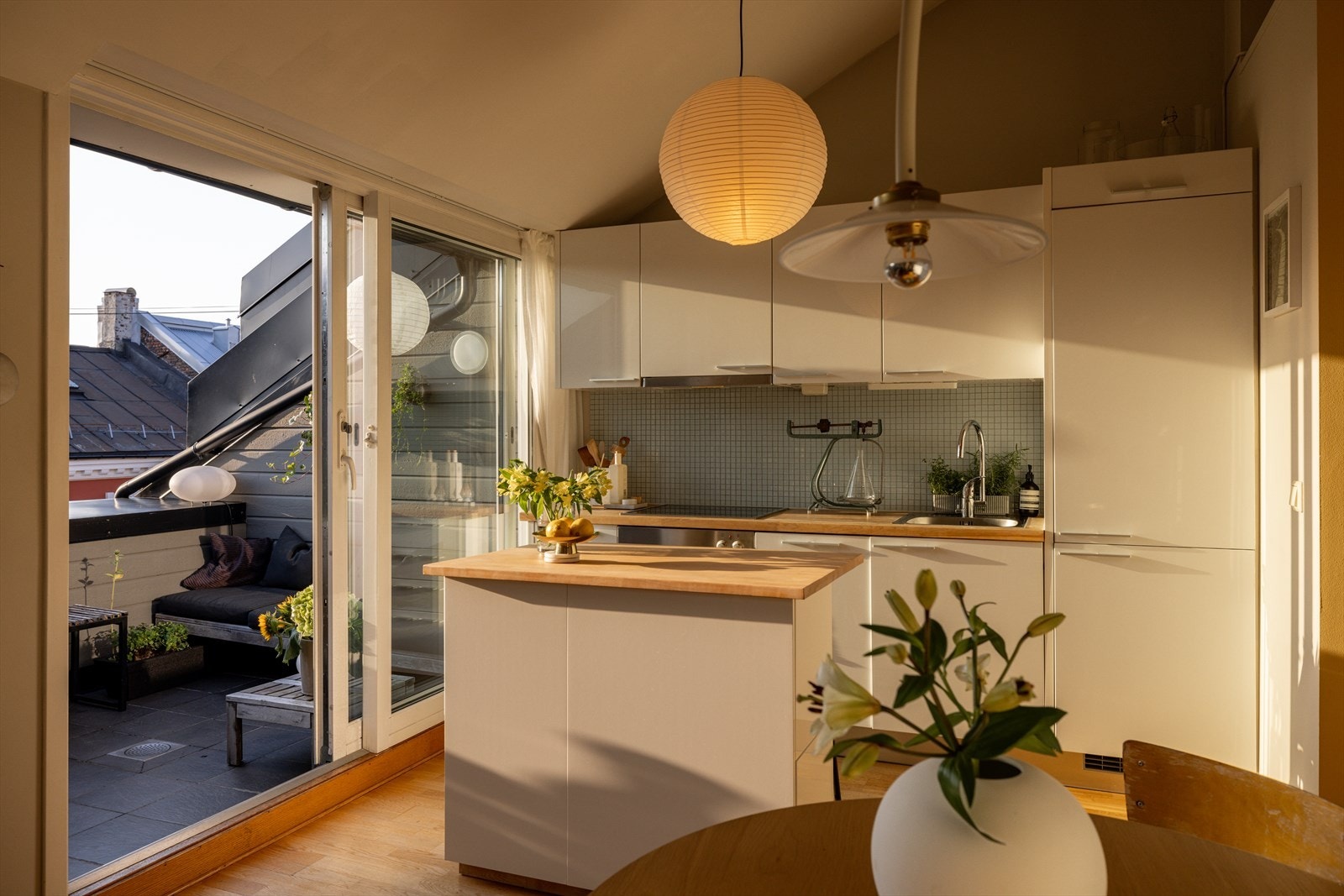 Stilrent og funksjonelt kjøkken med direkte utgang til boligens fantastiske takterrasse som er en forlengelse av rommet i sommerhalvåret. Galleribilde