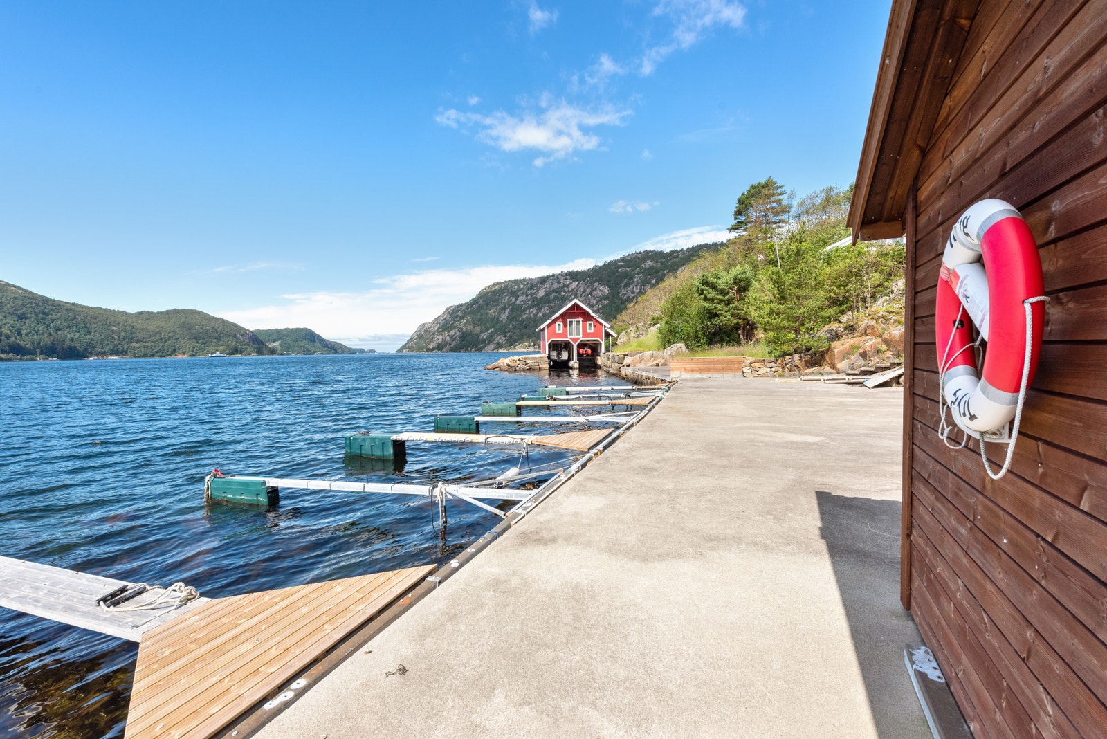 Felles bryggeanlegg med felles bod/sløyebod Galleribilde