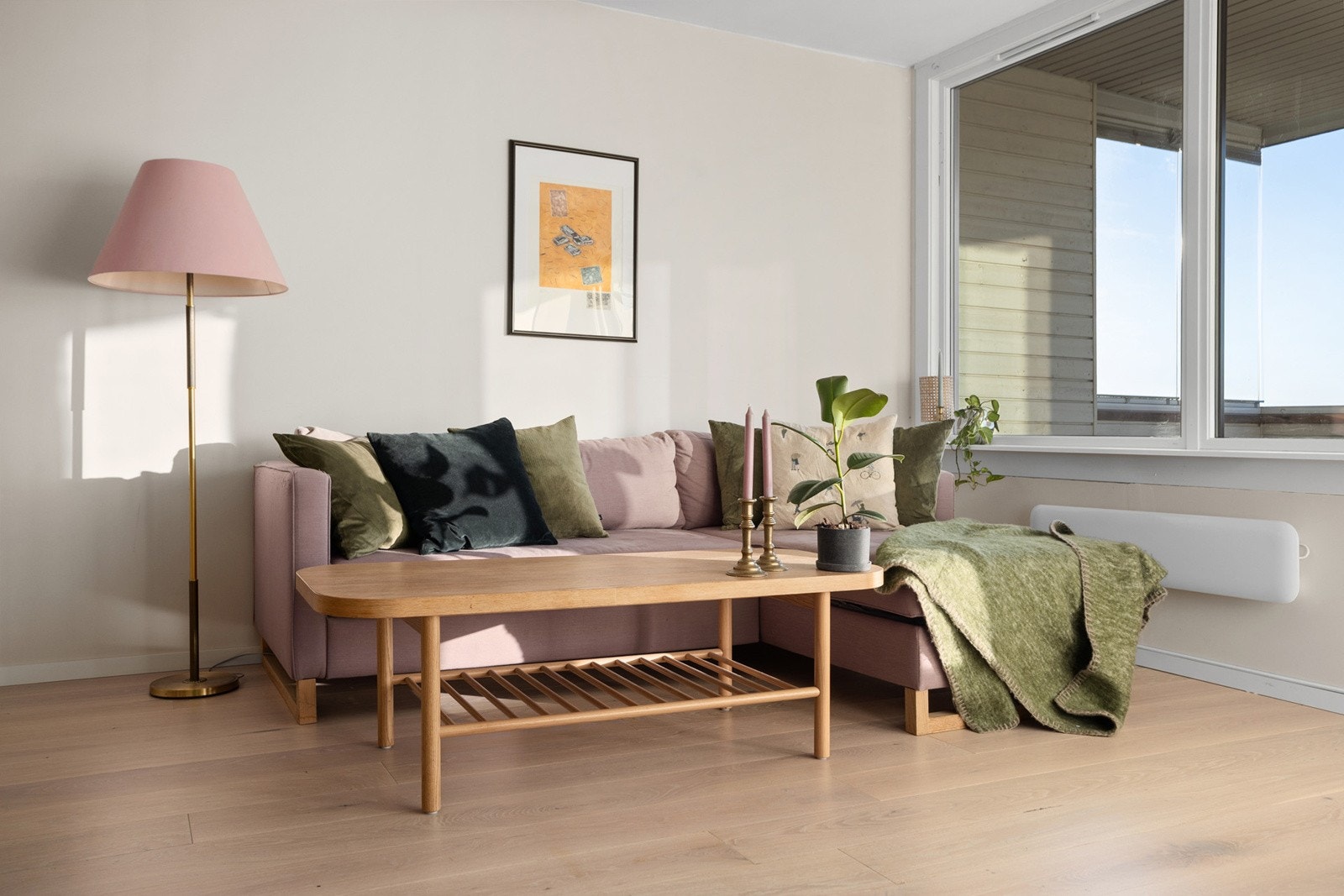 Stuen har lyse vegger og moderne gulv, som gir et stilrent og innbydende uttrykk. Galleribilde