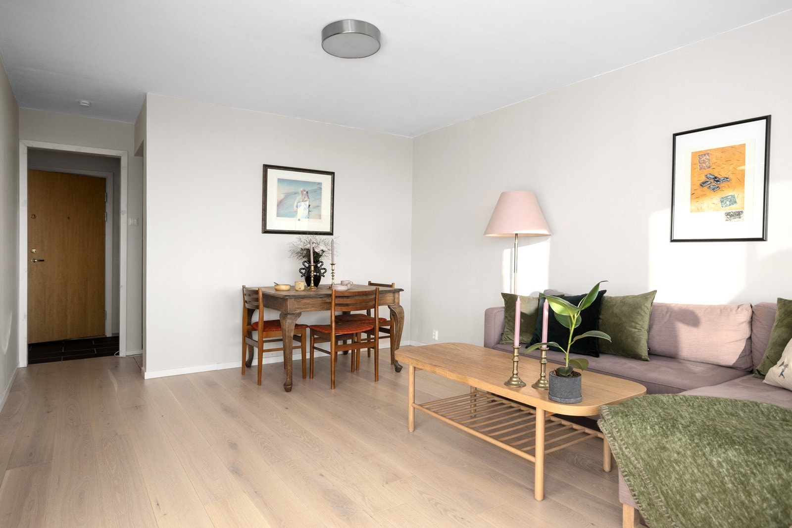 Stuen har god plass til spisebord, noe som skaper en fin overgang mellom spise- og oppholdsarealene. Galleribilde