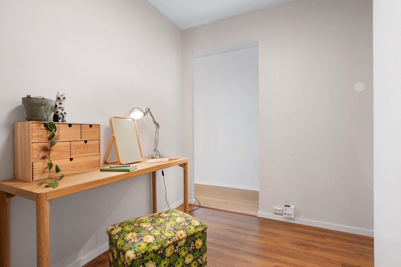 Den innvendige boden gir deg fleksible muligheter - enten som et praktisk hjemmekontor eller et romslig walk-in closet. Galleribilde
