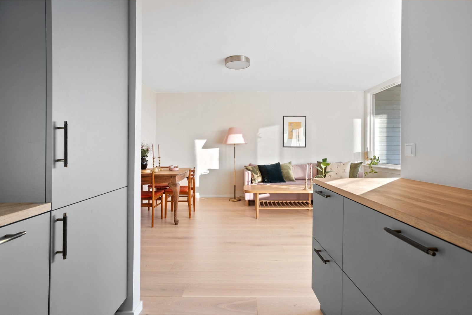Kjøkkensonen skaper en god balanse i rommet, med sine veldefinerte linjer og funksjonelle layout. Galleribilde