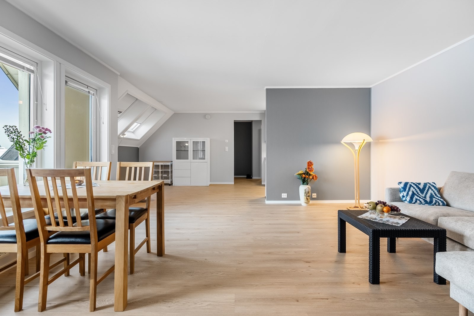God plass til sofagruppe, spisebord og mer. Galleribilde