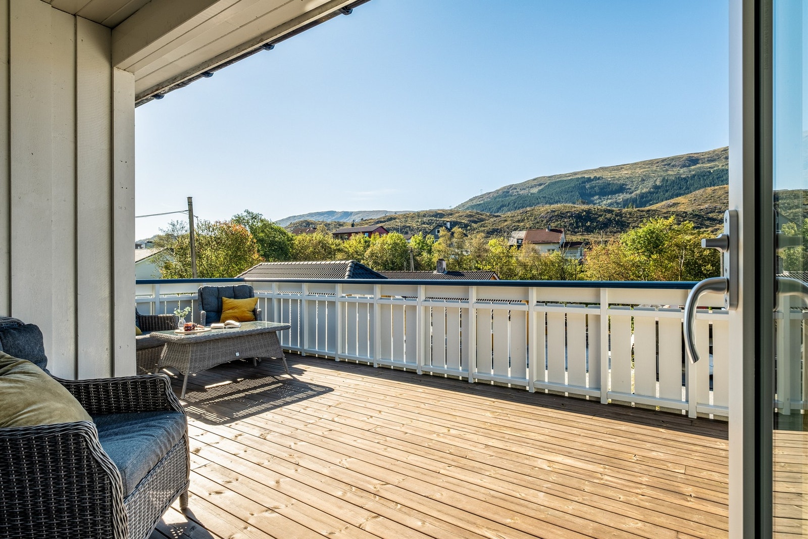 Utsikt over fjell og natur mens man nyter morgenkaffen på starten av dagen. Galleribilde