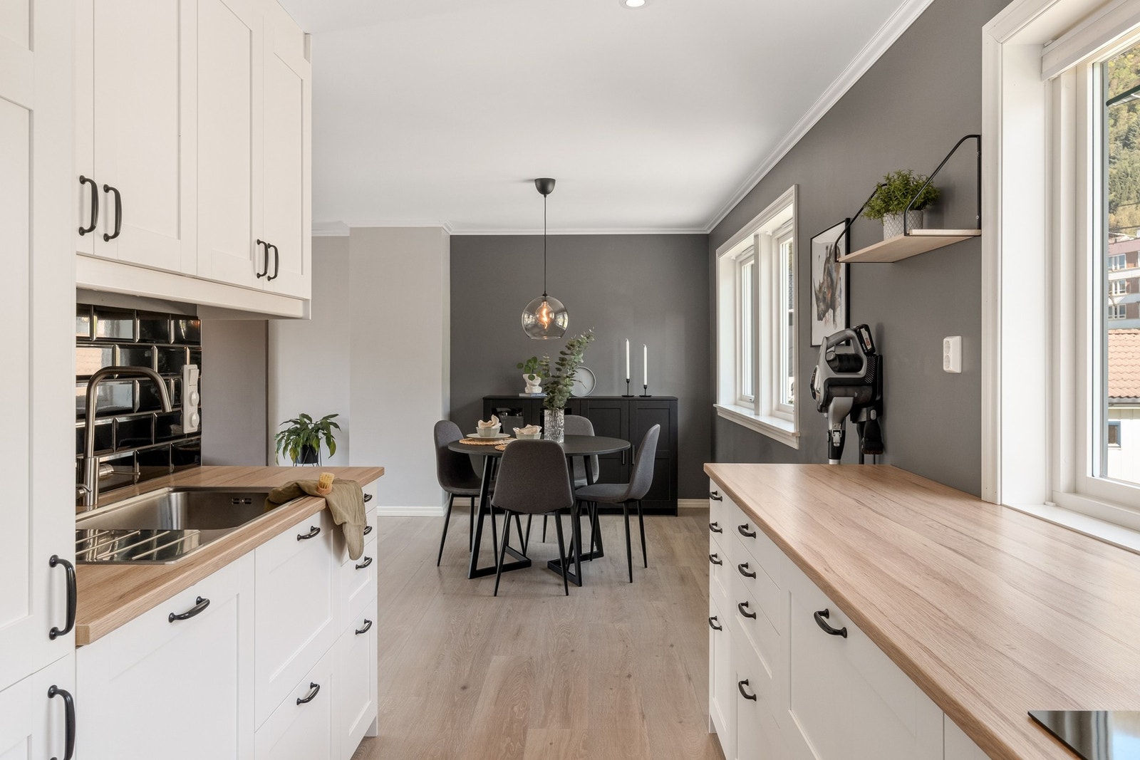 Kjøkkenet blir ofte brukt som samtalested, hvor man prater med gjestene mens man lager mat. Galleribilde