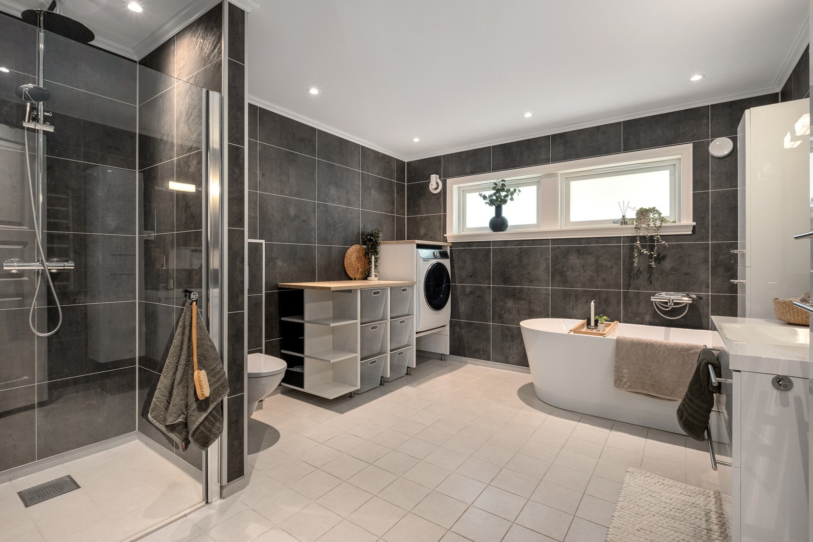 Boligens bad er oppusset i 2018. Det er varmekabler i gulv. Galleribilde