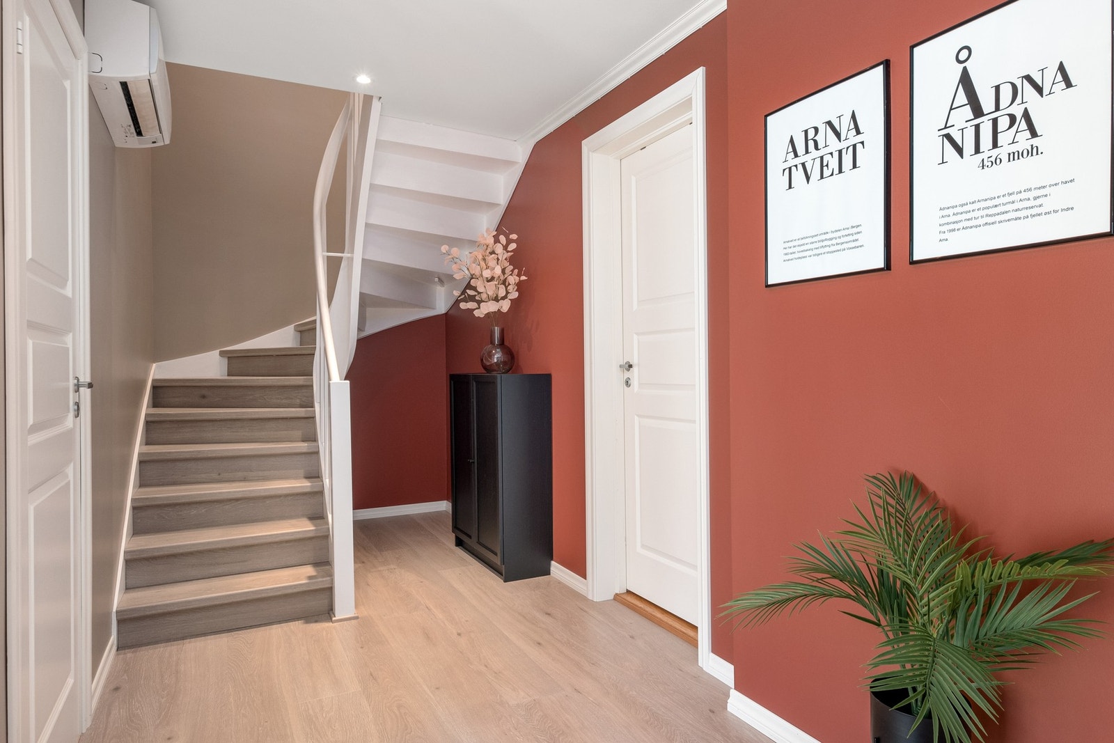 Det første som møter deg er en lys og romslig entré på 18,6 m². Trapp og gang ble pusset opp i 2020-2022. Galleribilde