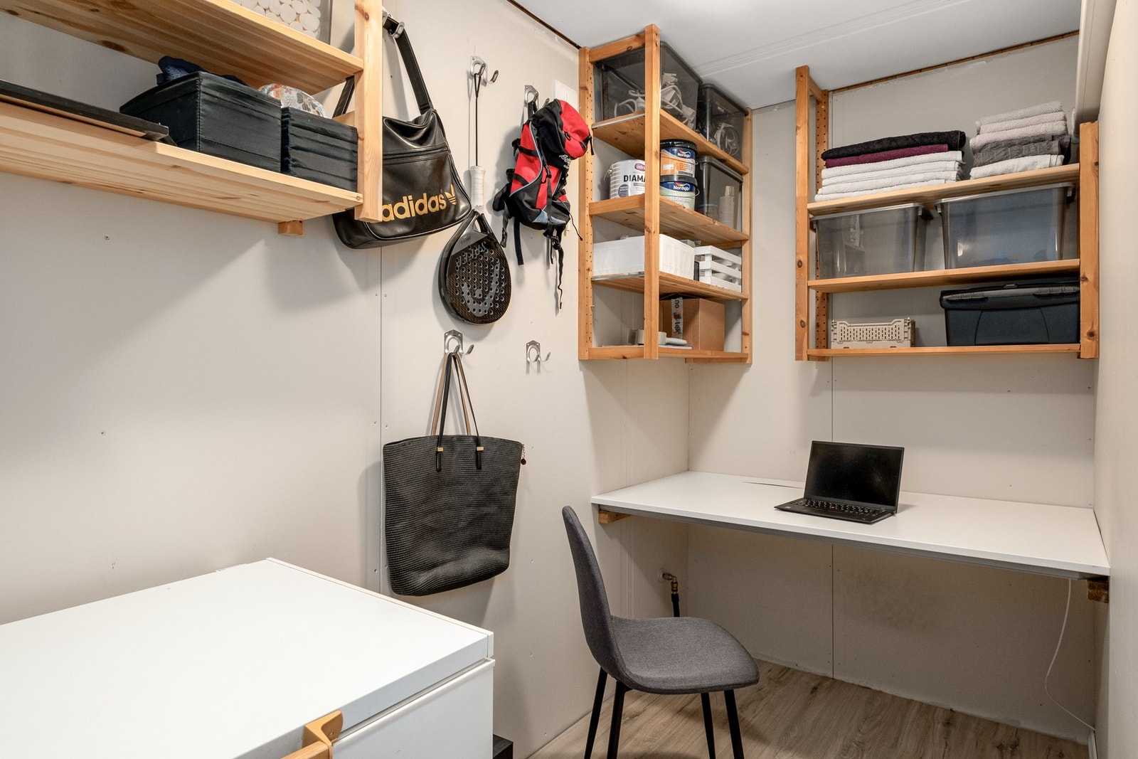 I den romslige boden er det god plass for oppbevaring, fryseboks o.l, samt mulighet for kontor-/hobbyrom. Galleribilde