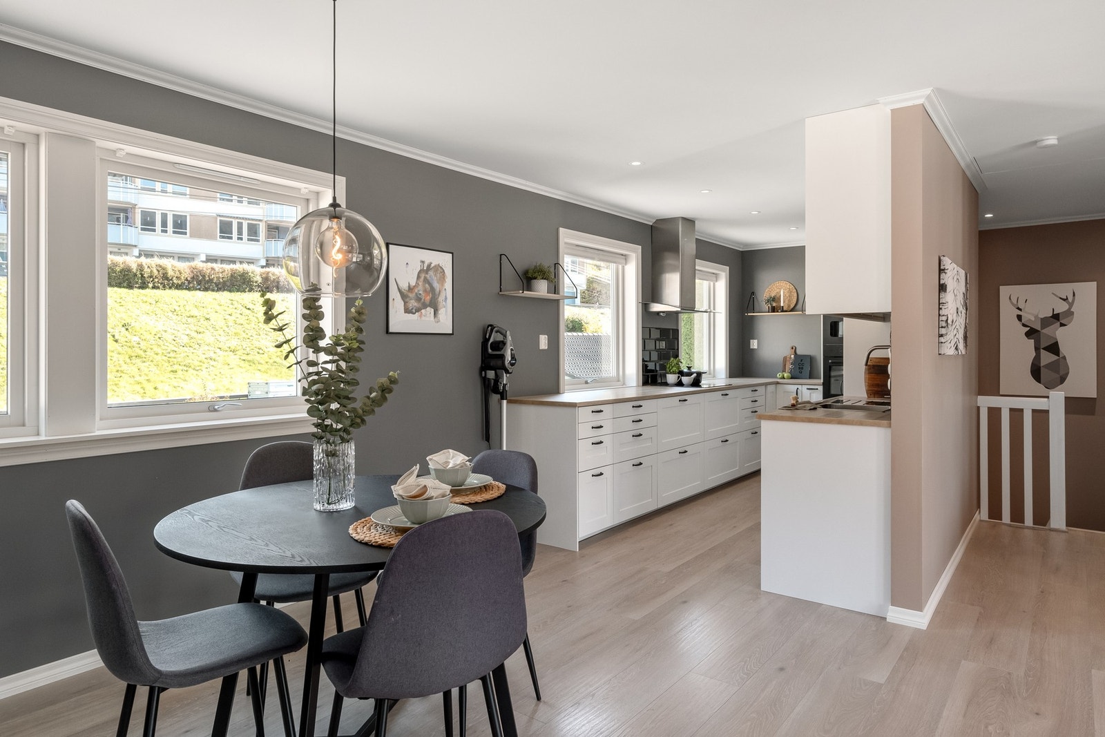 Det er innredet med spisebord i forkant av kjøkkenet - en naturlig løsning til spisestue. Galleribilde