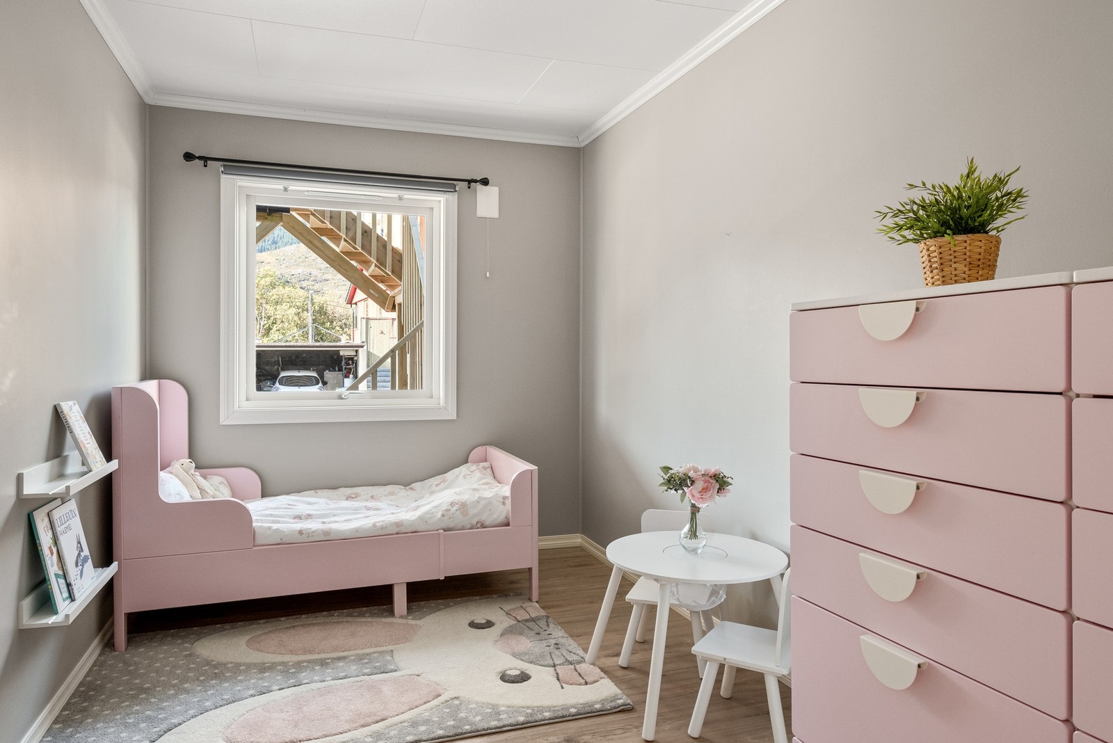 Det er to soverom i boligens første etasje. Det første måler 9,5 m². Galleribilde