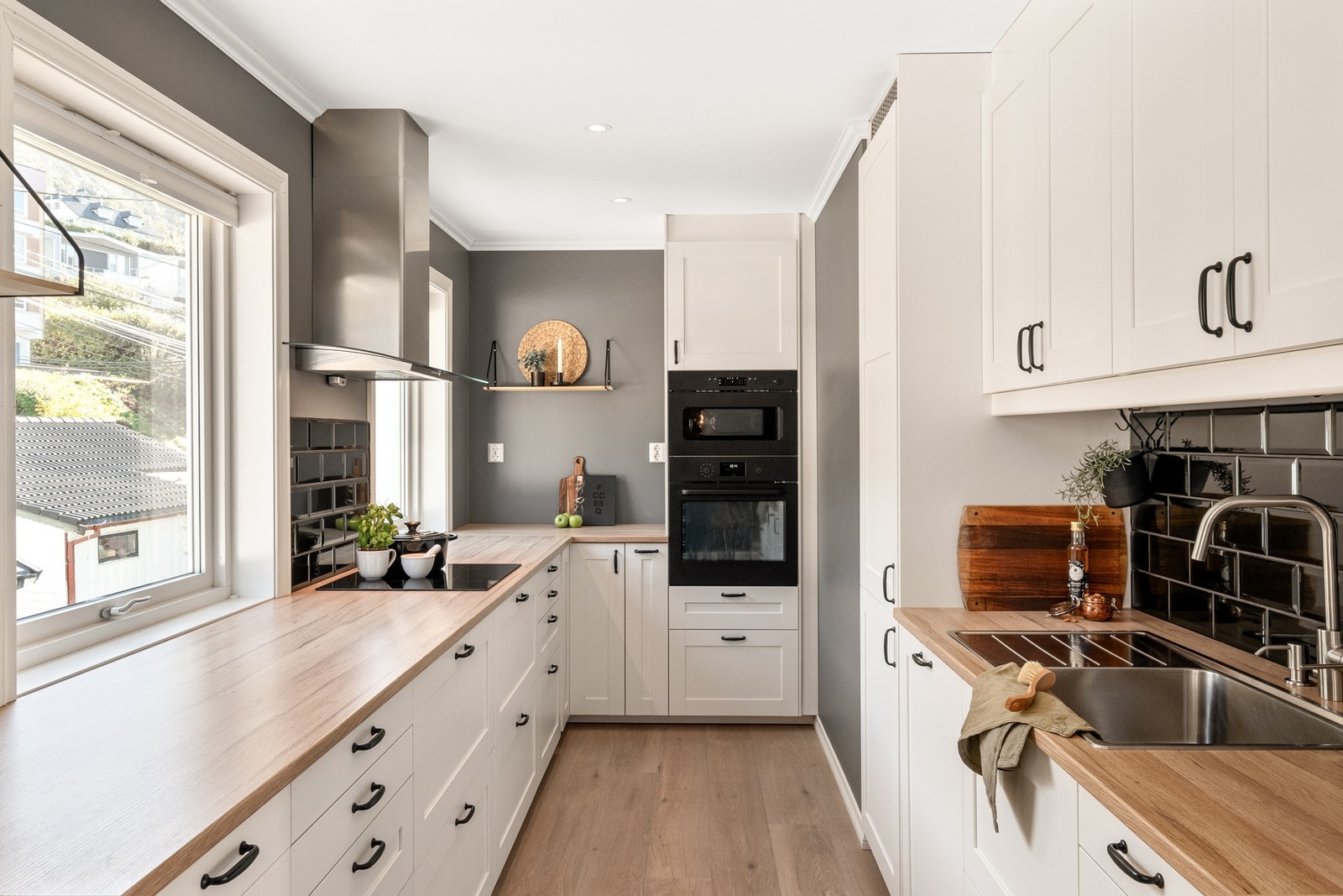 Kjøkkenet er nytt fra 2019 og har rikelig med benk- og skapplass. Galleribilde