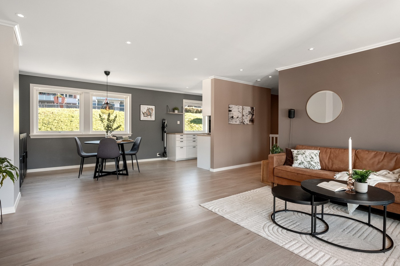 Stuen er del av delvis åpen stue-kjøkken løsning. Galleribilde