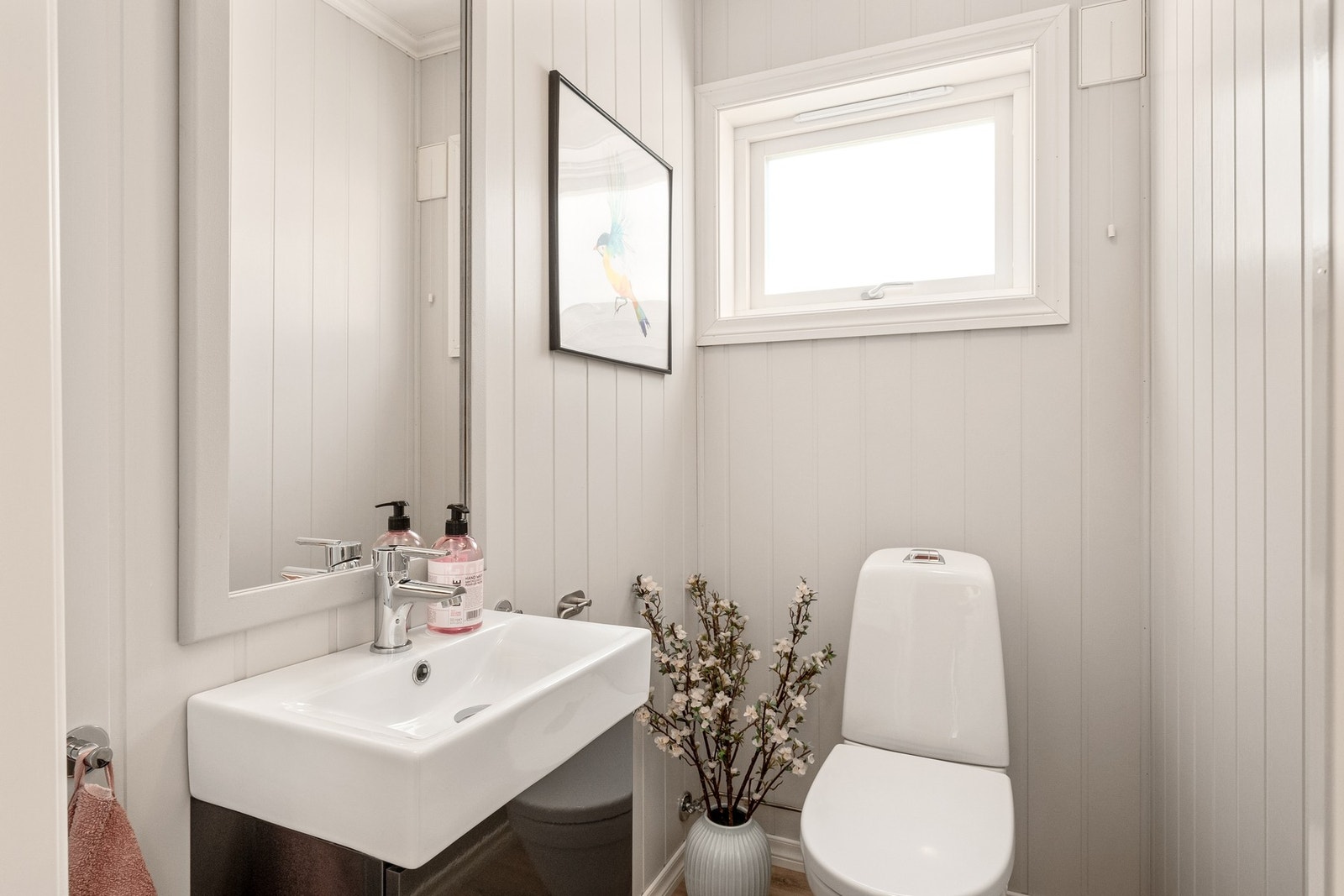 Toalettrommet er oppusset i 2018. Det inneholder servant m/møblement og speil, og toalett. Galleribilde