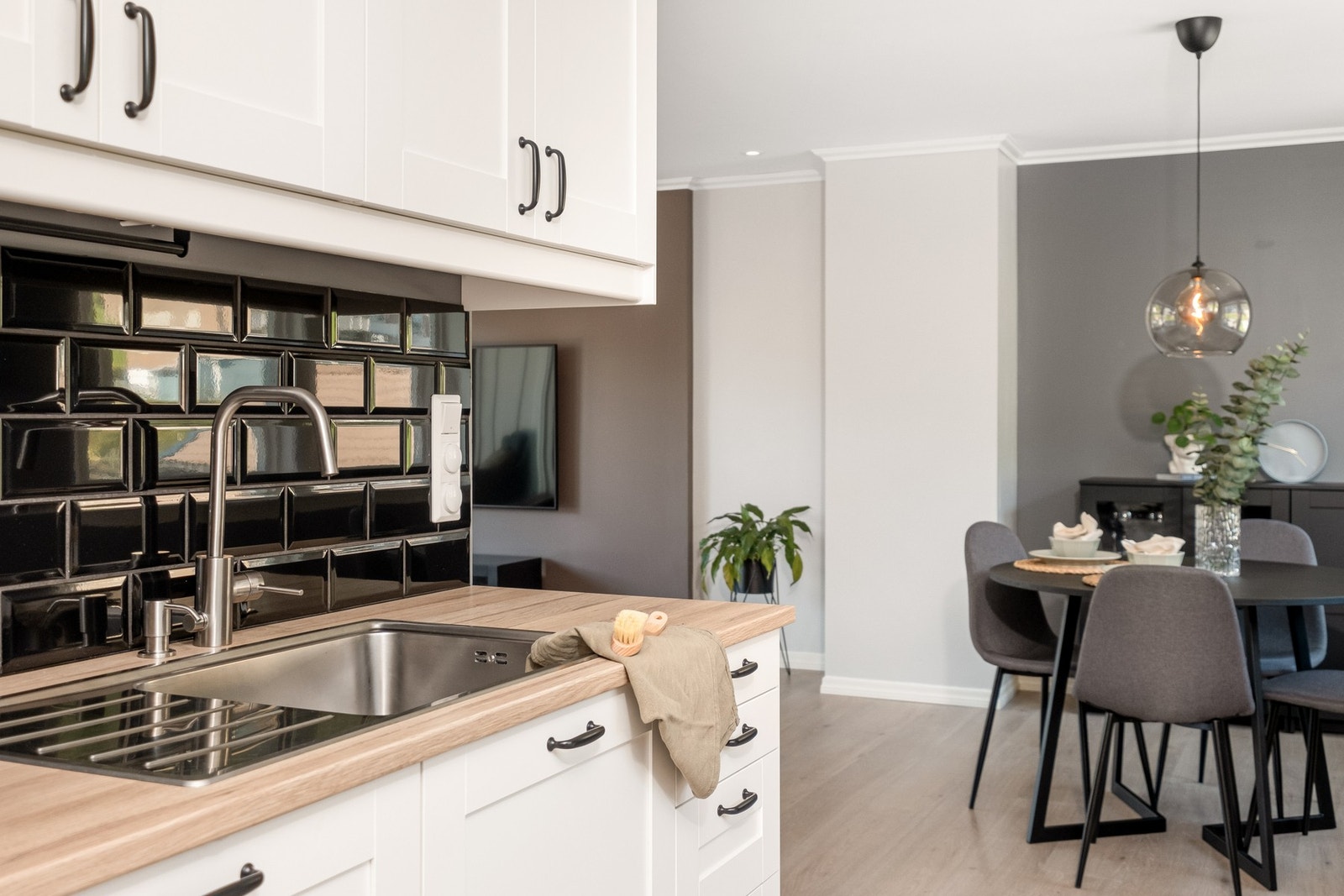 Av integrerte hvitevarer kan en skilte med stekeovn, platetopp, oppvaskmaskin, mikrobølgeovn, og kjøleskap m/frys. Galleribilde