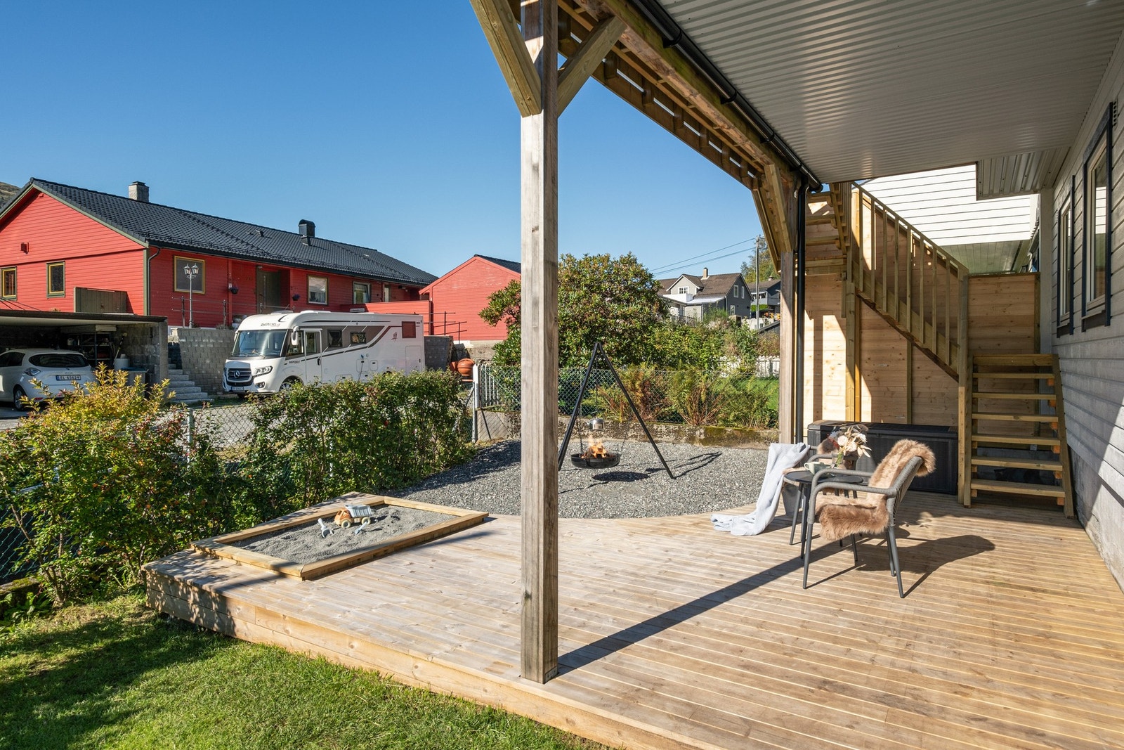 Deler av uteområdet er gruslagt for å gi plass til trampoline på sommeren og bålpanne på vinteren. Galleribilde