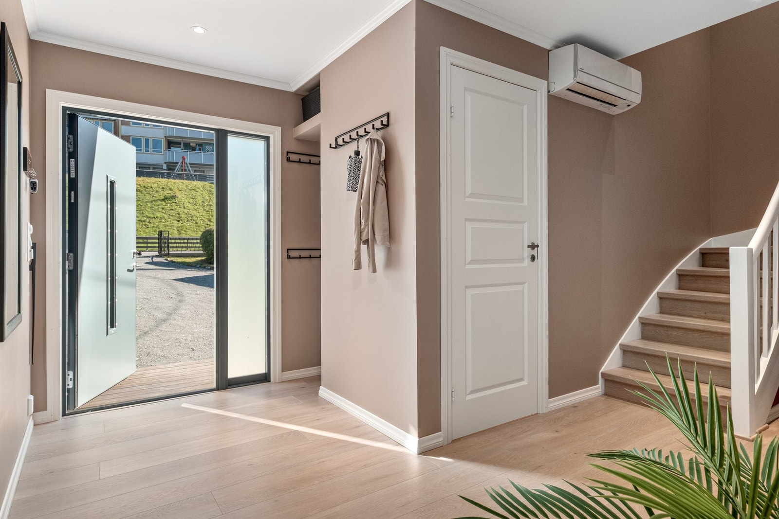 Velkommen inn! Legg merke til varmepumpen - denne sikrer god oppvarming av huset. Galleribilde