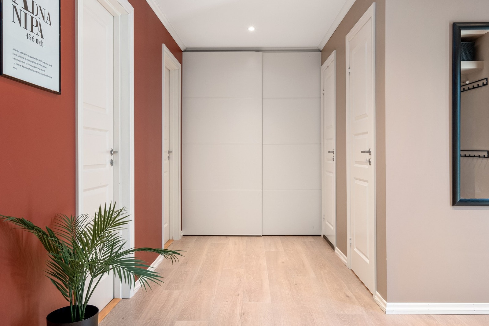 God plass til å henge fra seg klær og sko - blant annet er det skyvedørsgarderobe i gang. Det er varmefolie i gulv. Galleribilde