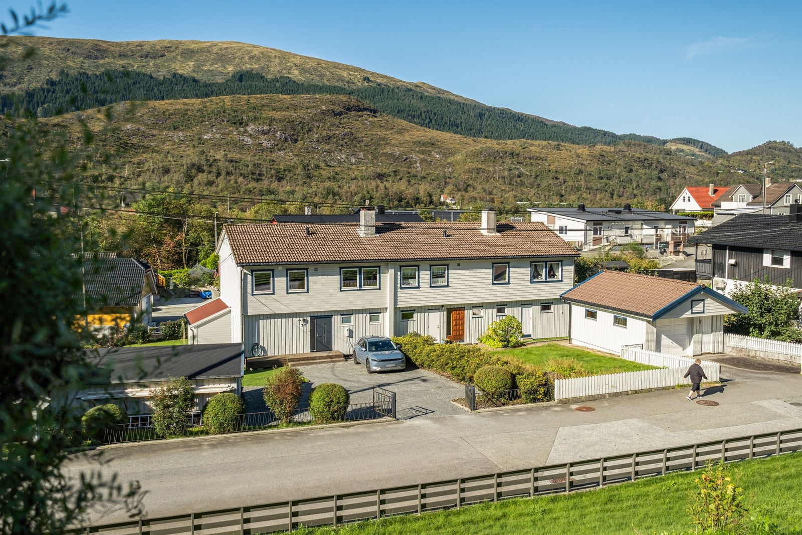 Flat, bred og oversiktlig blindgate som er perfekt for barn å sykle og leke! Galleribilde