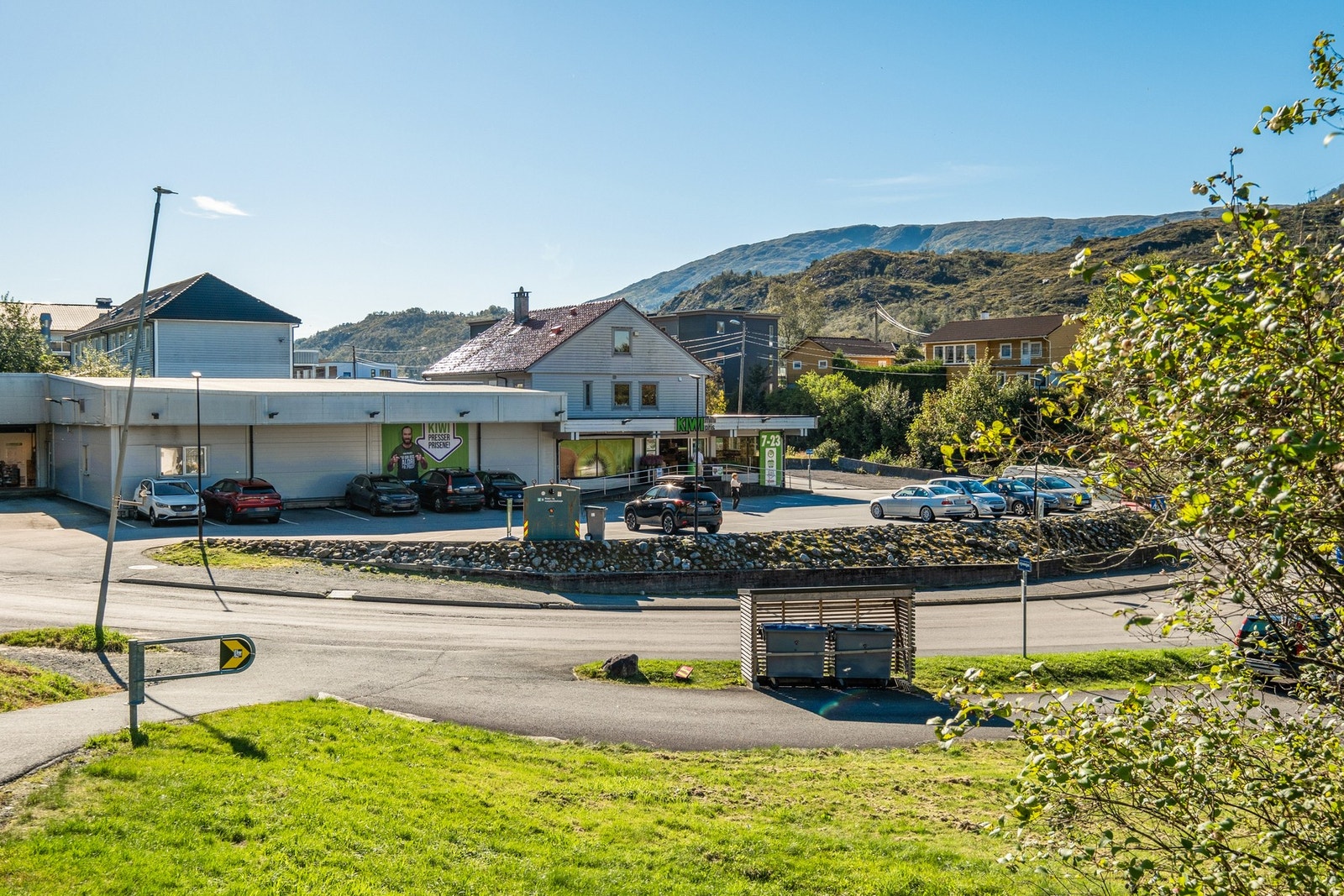 Nærmeste dagligvare og busstopp ligger ett minutts gange fra boligen. Linje 29 tar deg til Arna terminal og Nesttun terminal. Galleribilde