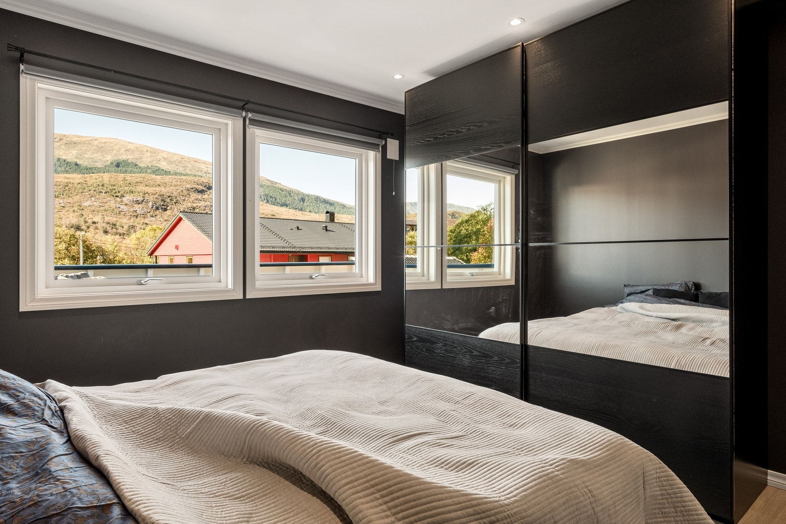 Her er det god plass til å innrede med både dobbeltseng og garderobeskap. Galleribilde