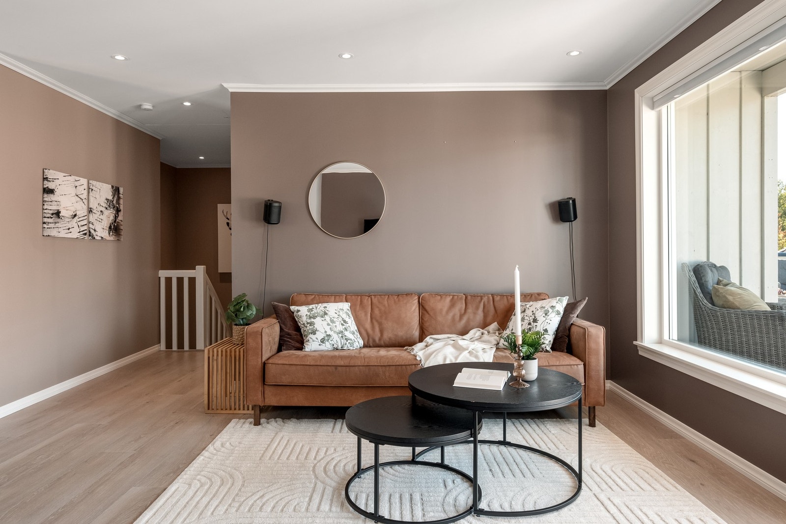 Opp trappen kommer man til boligens stue - malt i behagelige farger og har rikelig med lysinnslipp. Galleribilde