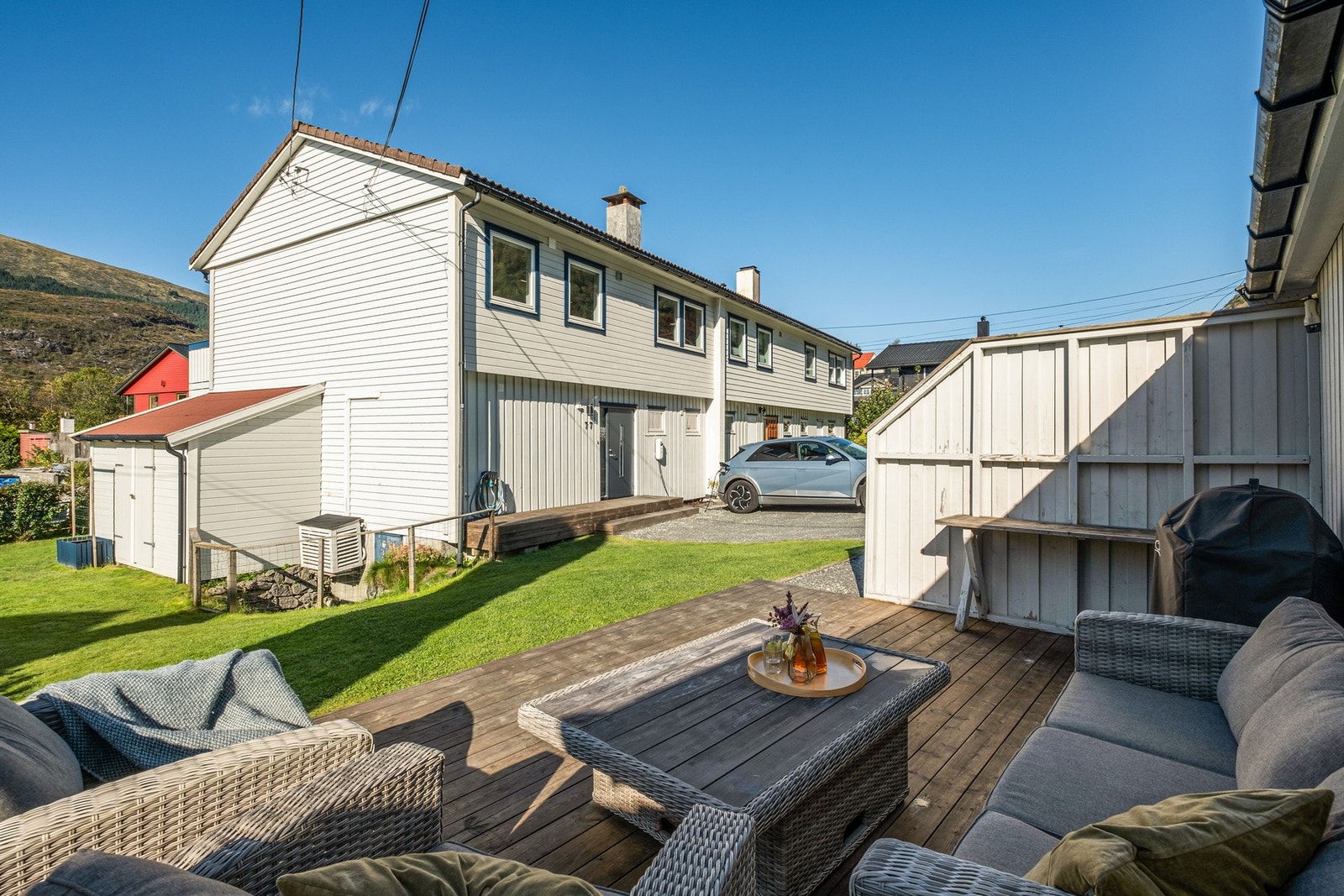 I tillegg til altan og bålpanneplass, har boligen flere koselige uteområder hvor venner og familie kan samles. Galleribilde