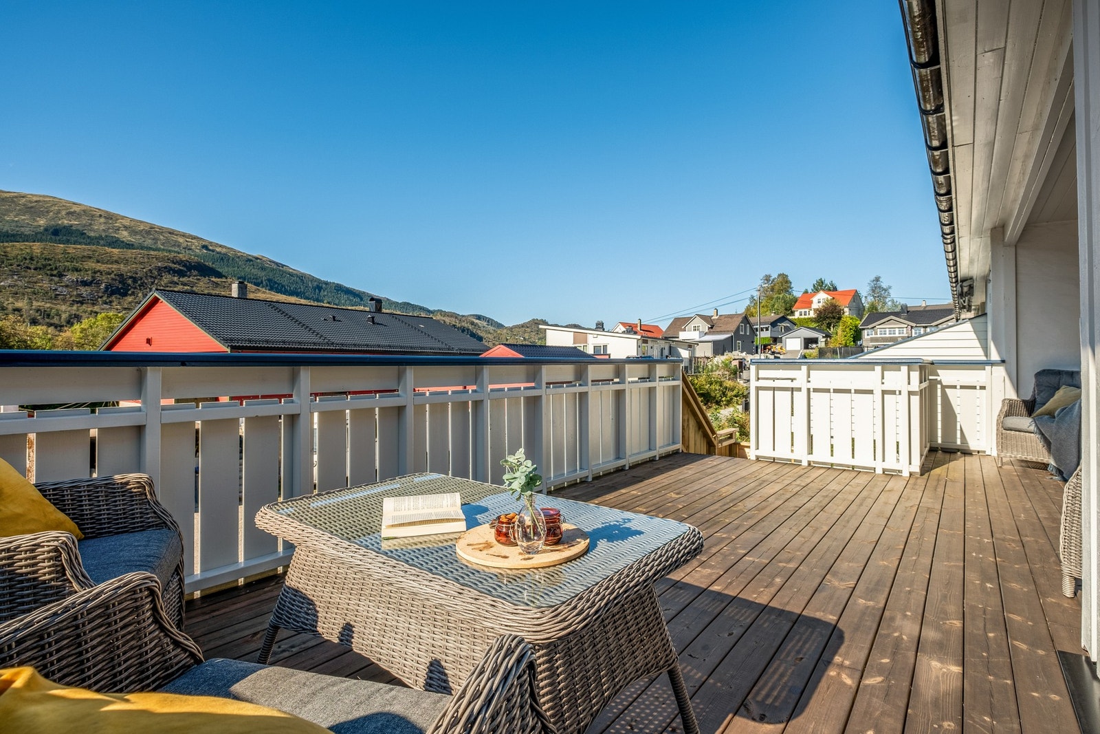 Et solrikt og innbydende uteområde med adkomst fra stuen eller utvendig trapp. Galleribilde