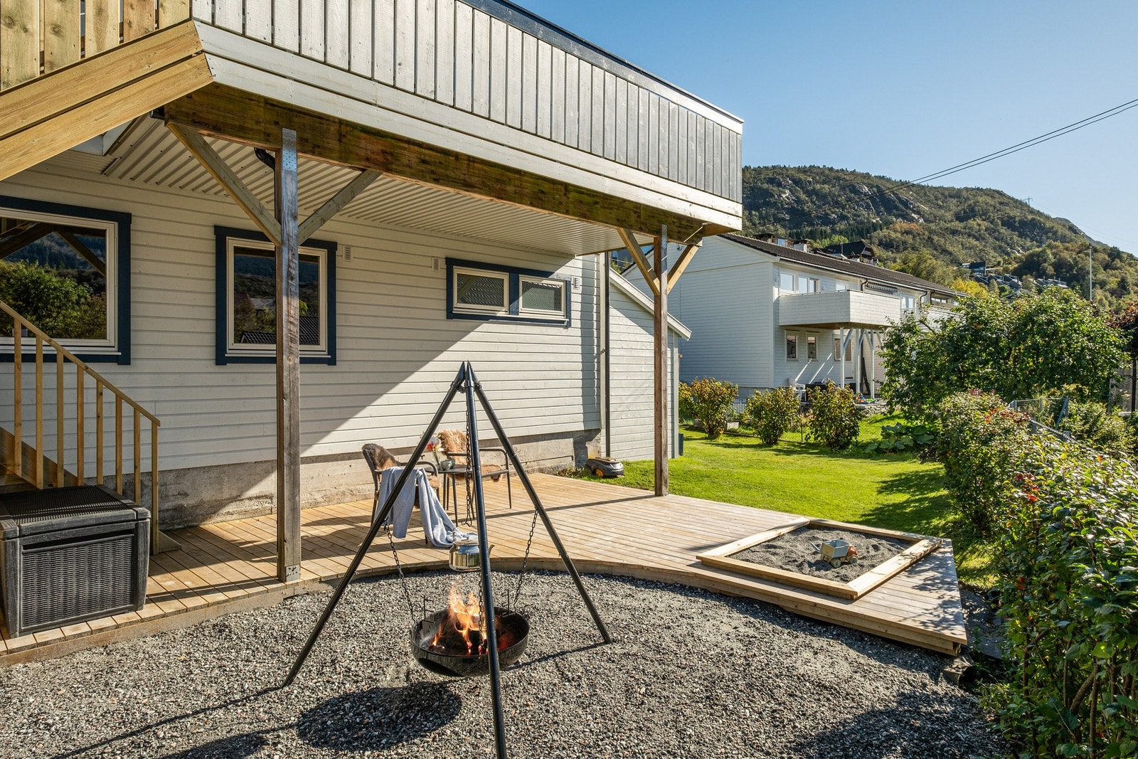 Tomten er inngjerdet og har pen, opparbeidet hage, trampolineplass, bålpanneplass, og integrert sandkasse. Galleribilde