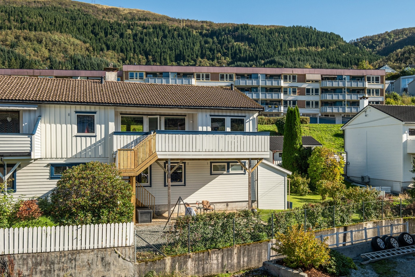 Boligen har flere oppgraderinger - blant annet utvidet altan (2019) og ny trapp fra altan til platting i 2023-2024. Galleribilde