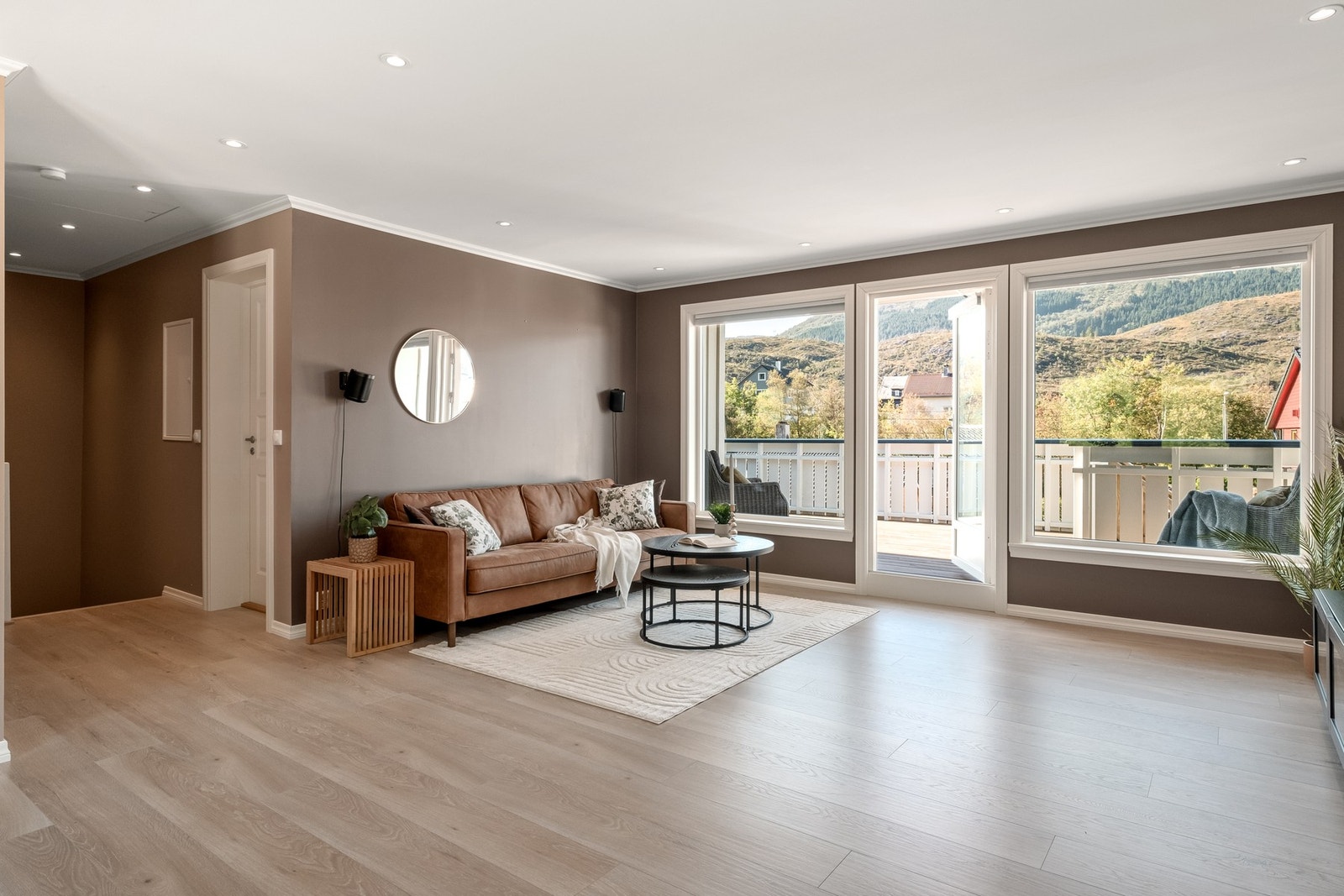 Her er det god plass til stor sittegruppe eller innredning med møblement av eget ønske. Galleribilde