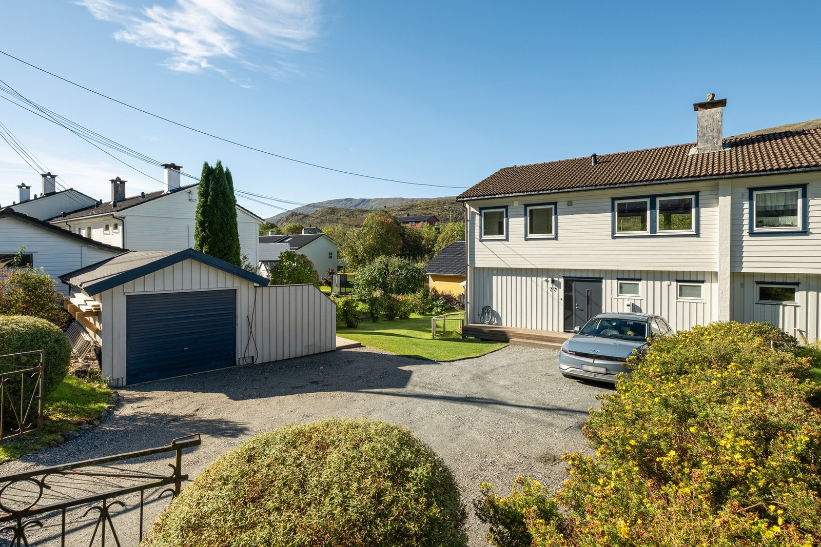 En sjarmerende tomannsbolig med flere oppgraderinger, store utearealer, og parkering i garasje m/el-bil lading! Galleribilde