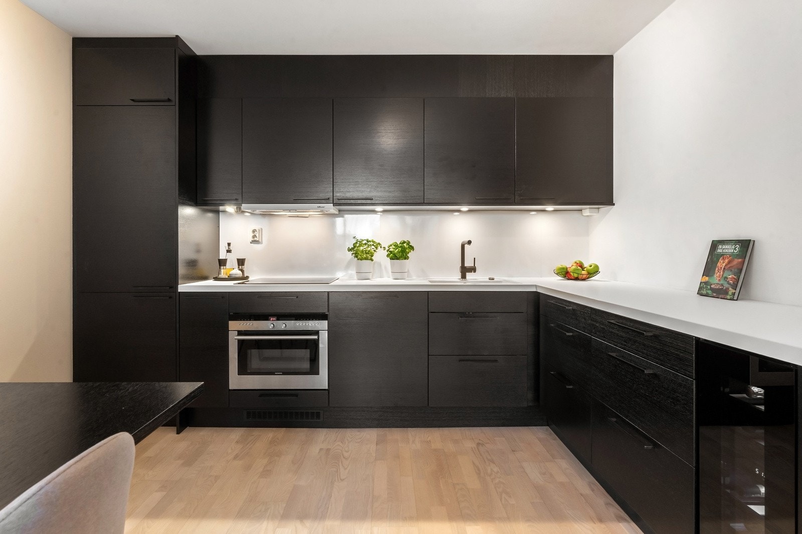 Kjøkkeninnredning fra 2019, levert av Epoq. Laminerte benkeplater, slette fronter og plateslått backsplash Galleribilde