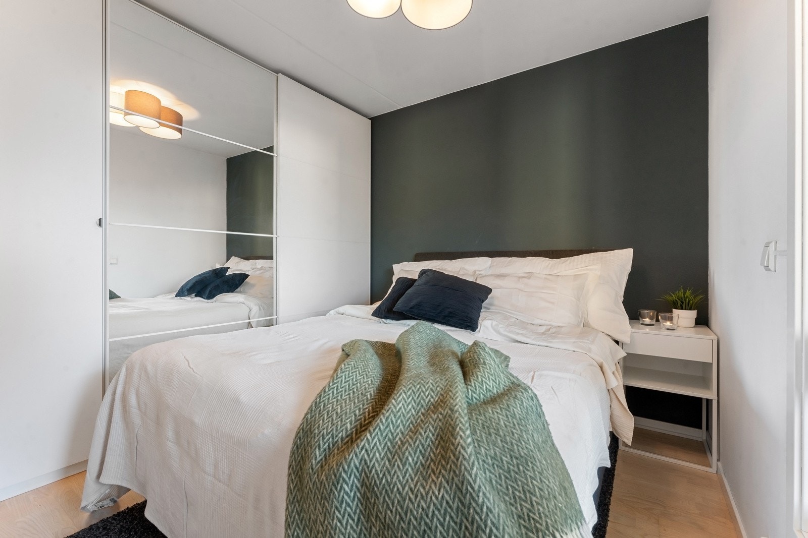 Soverommet er innbydende med en romslig skyvedørsgarderobe med speil. God plass til dobbeltseng og nattbord Galleribilde