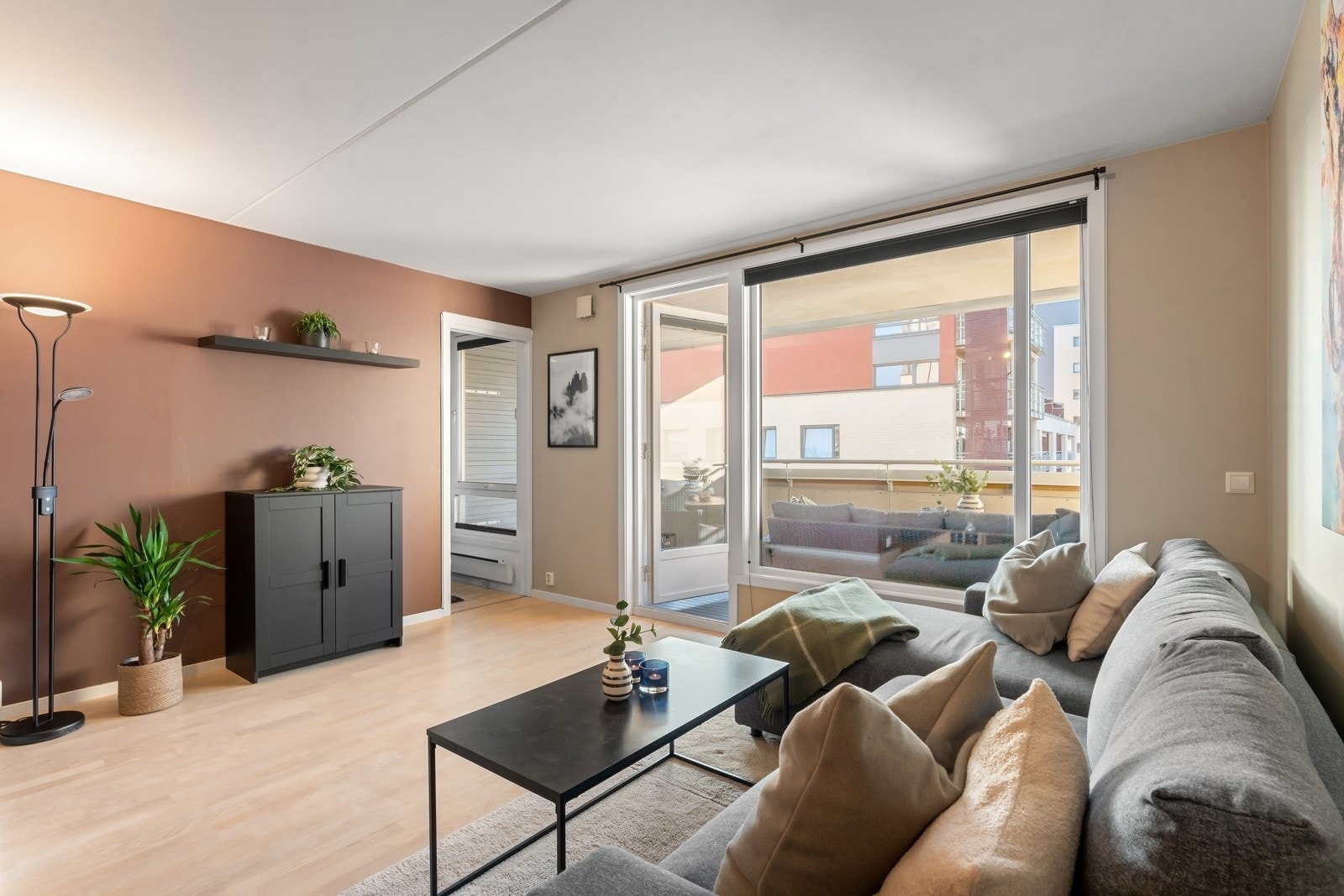 Store vinduer slipper inn rikelig med naturlig lys, noe som gir en luftig følelse i rommet Galleribilde