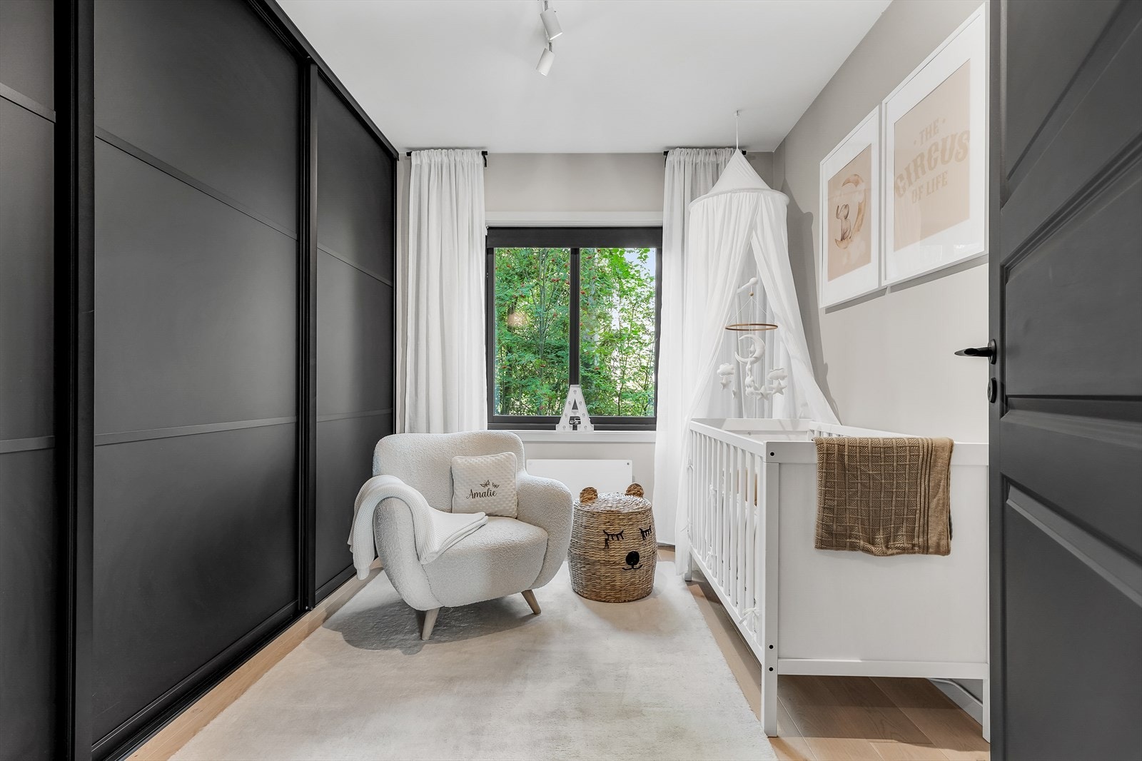 Soverom 2 passer perfekt som barnerom/ungdomsrom eller gjesterom. Rommet vender ut mot skogsområde. Galleribilde