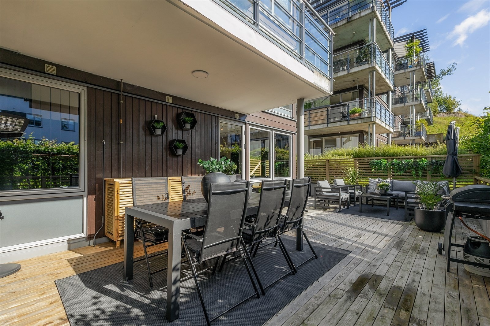På uteplassen er det lagt opp opplegg for gass, hvor du enkelt kobler grillen på. Galleribilde