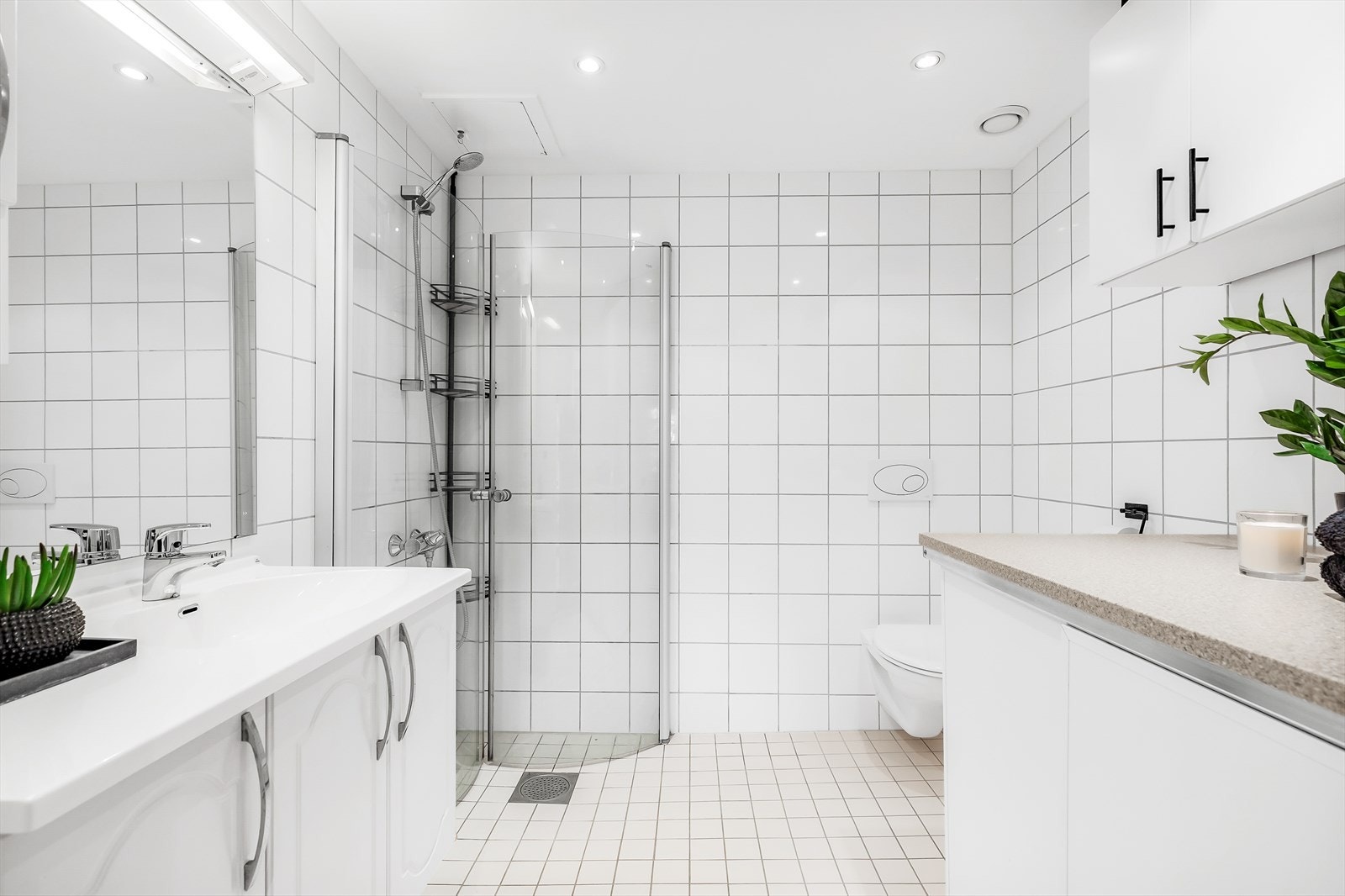 Det lekre og lyse badet fremstår moderne med vegghengt toalett og sorte detaljer. Galleribilde