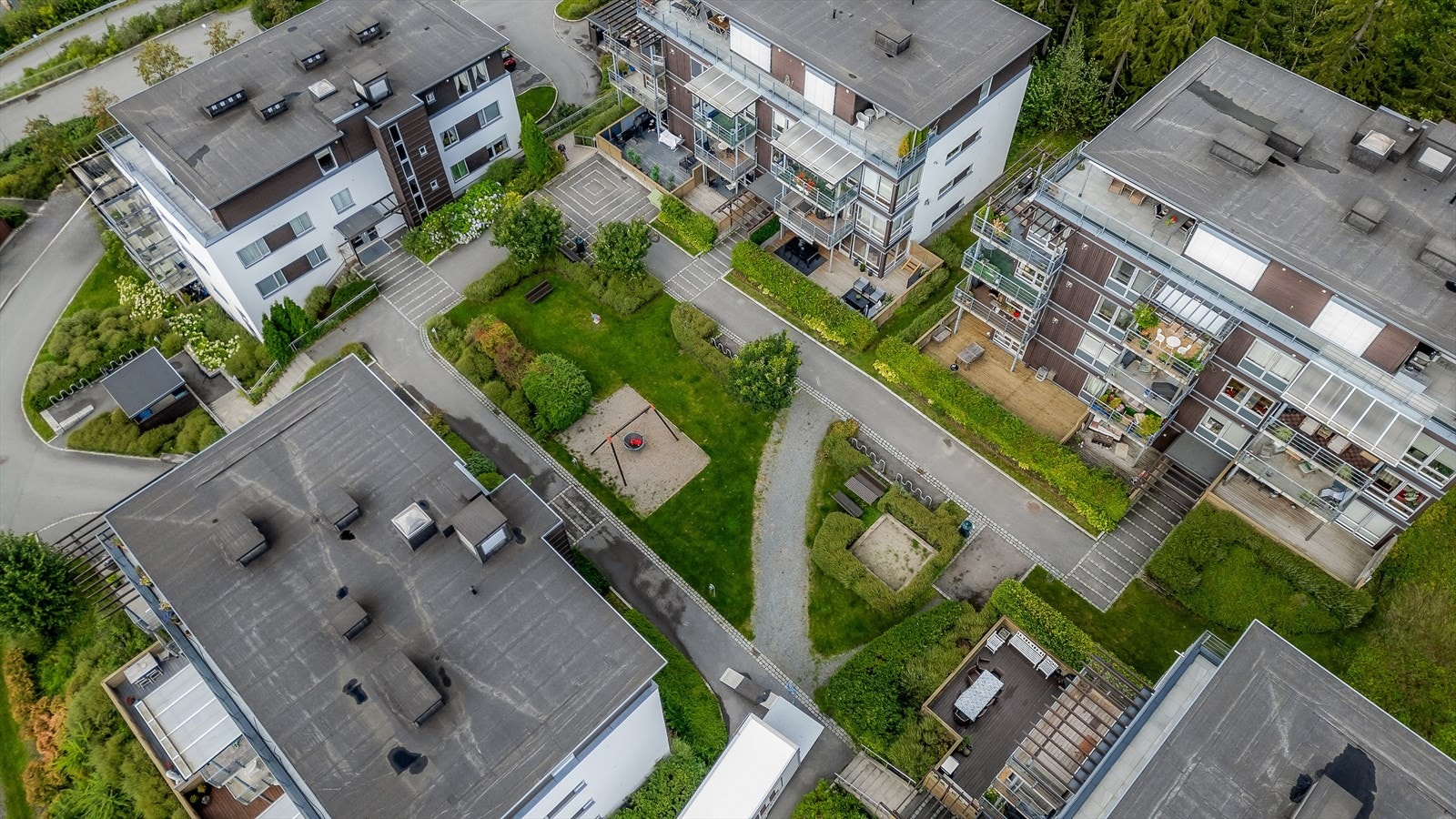 Området er svært barnevennlig med flotte lekeplasser på feltet. Gartnere steller tunet og vedlikeholder godt med fine blomster som hortensiabusker og rosemandeltre som er rosa på våren og blomster til grønt i juni måned. Galleribilde