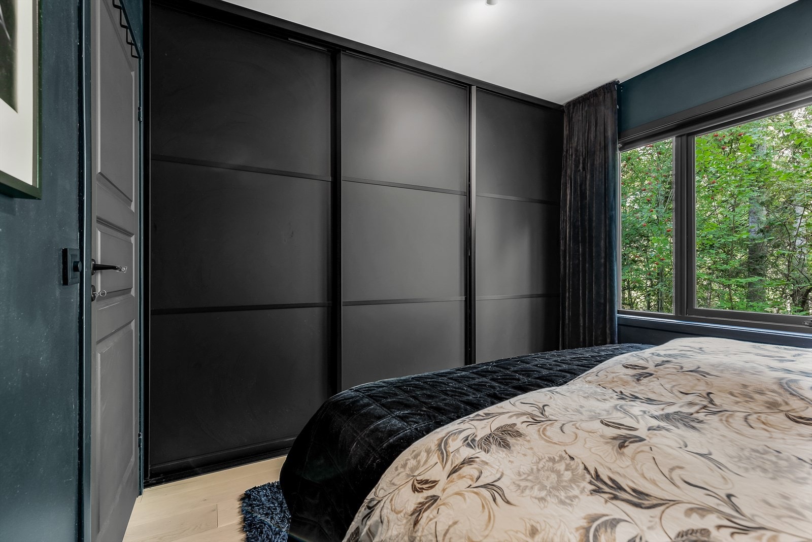 Rommet er innredet med stor skyvedørsgarderobe. Rommet vender ut mot skogsområde som gir deg ro under natten. Galleribilde