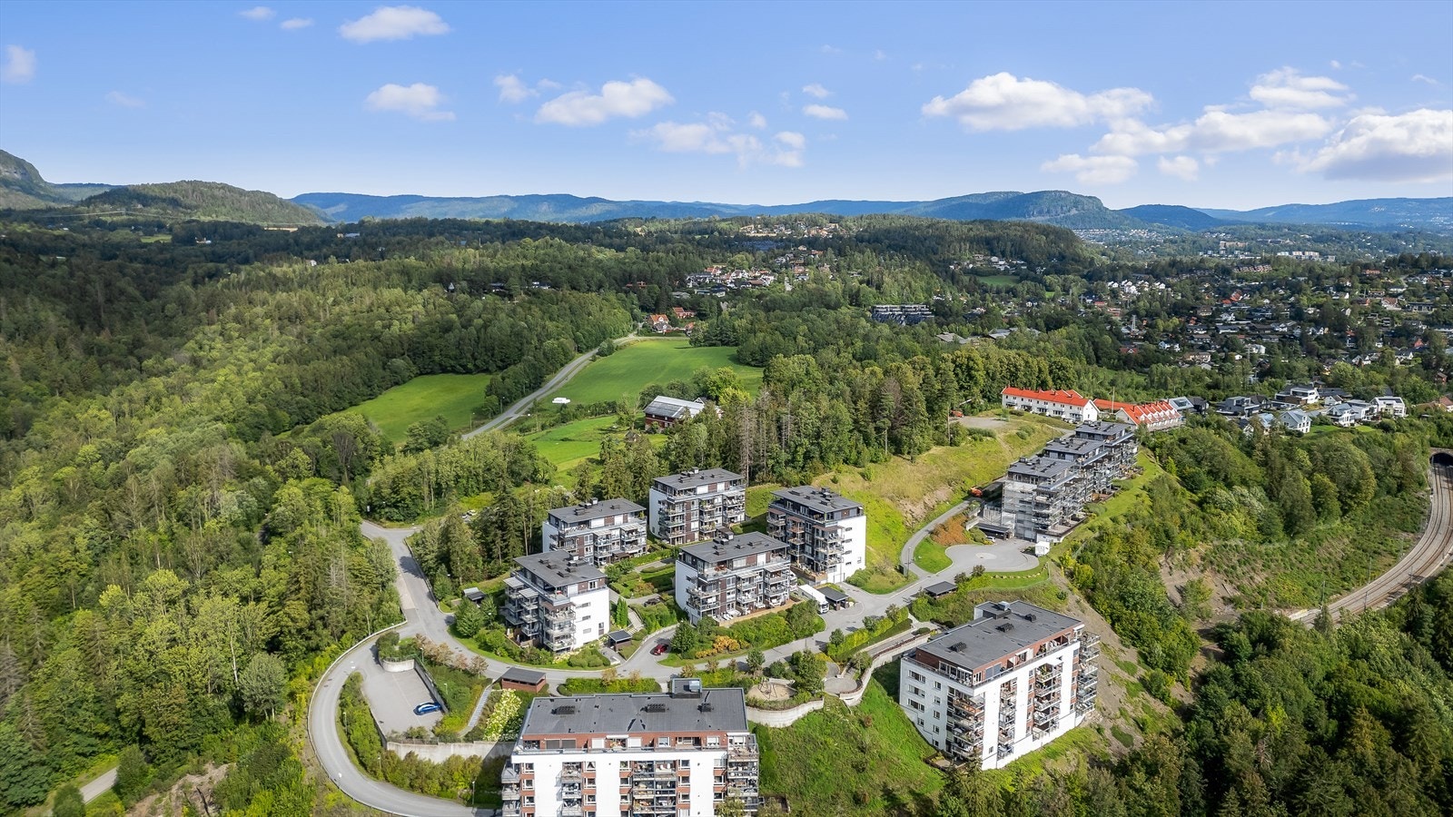Her kan du gå tur til Skaugumsåsen fra ytterdøren, eller om du ønsker en litt lengre tur kan du ta turen til Semsvannet samt mange andre fine turer i nærområdet. Galleribilde