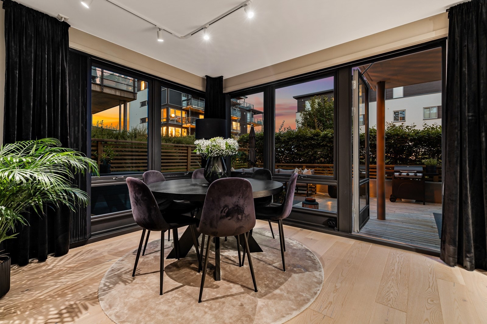 Leiligheten er utstyrt med en romslig hjørneterrasse på ca. 50 m². Galleribilde