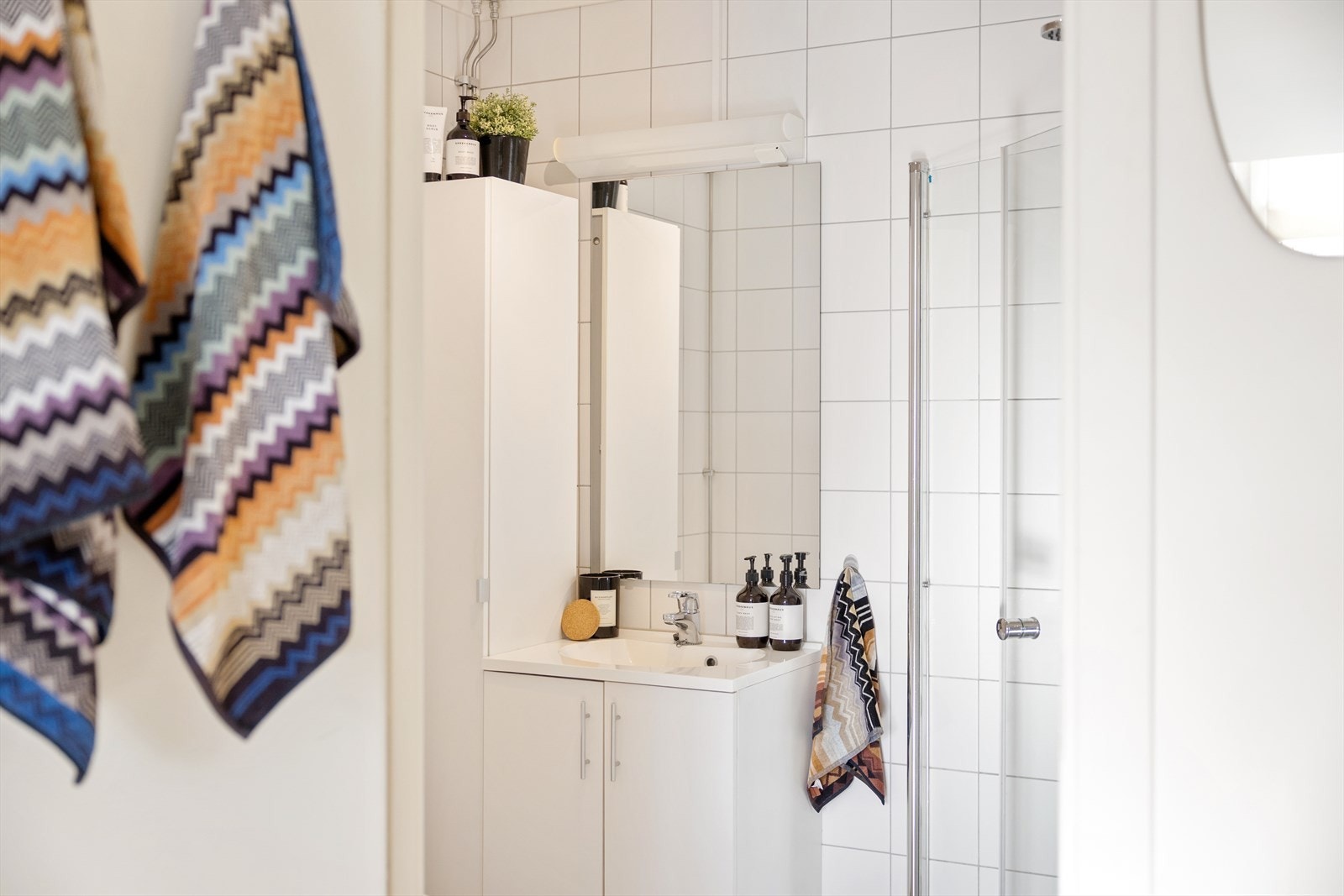 Badet består av veggmontert WC, dusjplass med inn-utadslående dusjvegger og servant med ettgreps blandebatteri i innredning. Galleribilde