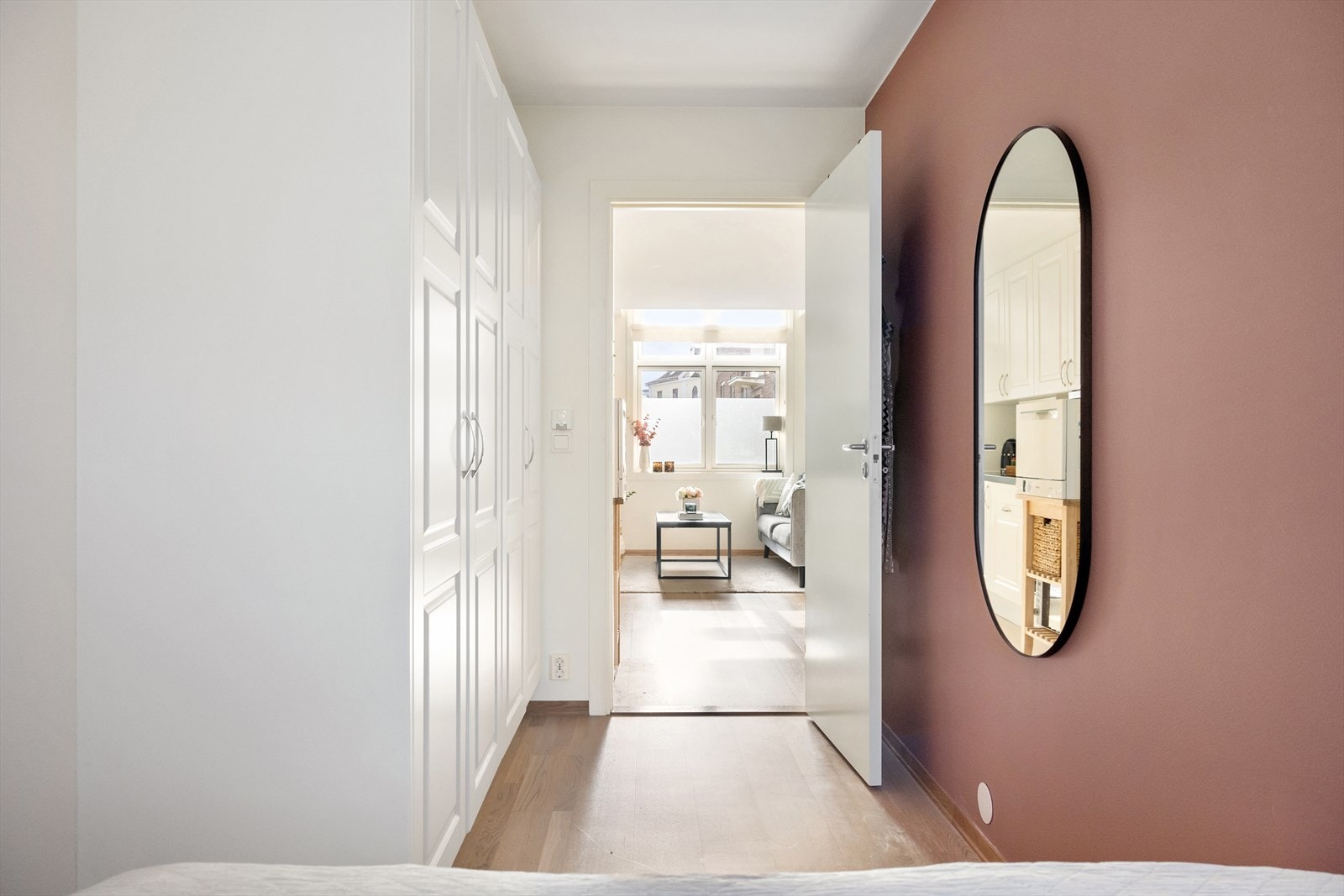 Det er gode oppbevaringsmuligheter i romslig garderobeskap. Galleribilde